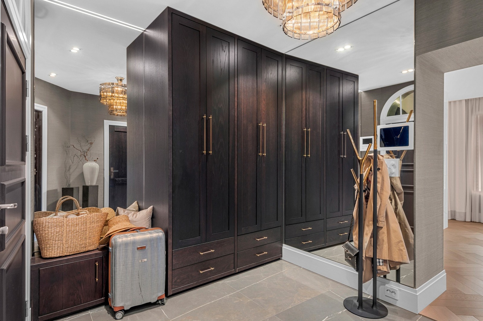 Spesialtilpasset garderobeløsning i entréen. Store speil og god plass. Galleribilde