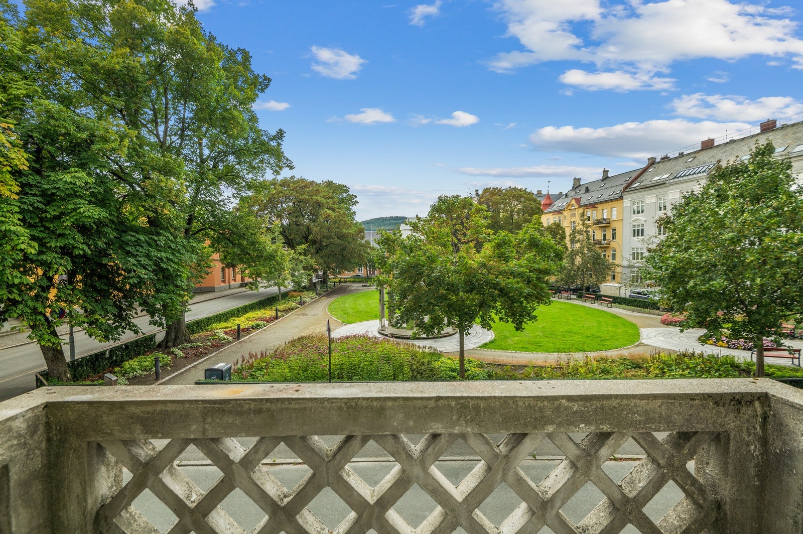 Dette er utsikten fra balkongen med utgang fra stue. Galleribilde
