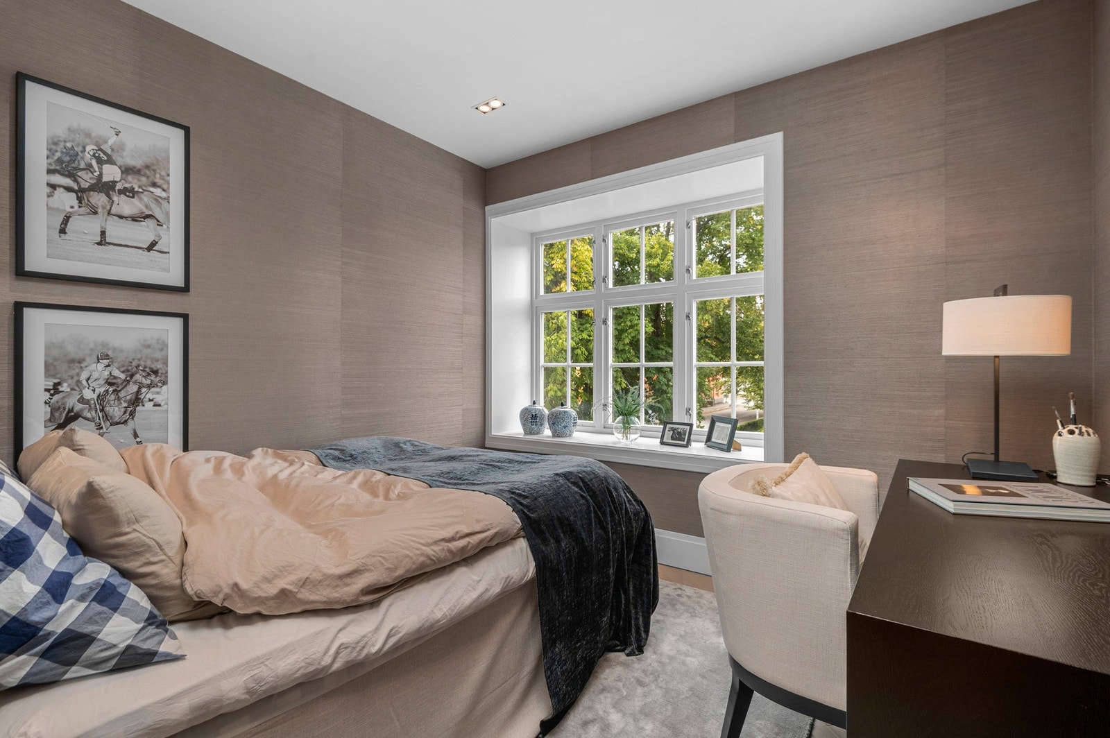 Det tredje soverommet er også delikat innredet og med vindu mot parken. Galleribilde