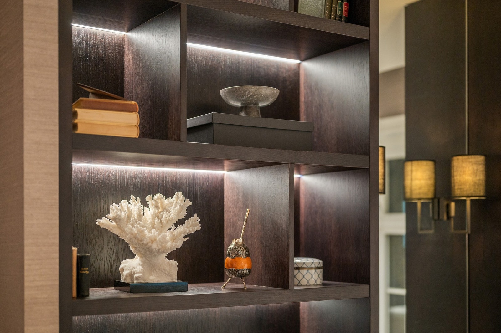 Legg merke til den nydelig utførelsen. Integrert led-belysning i hyllene gir et helt spesielt preg. Galleribilde