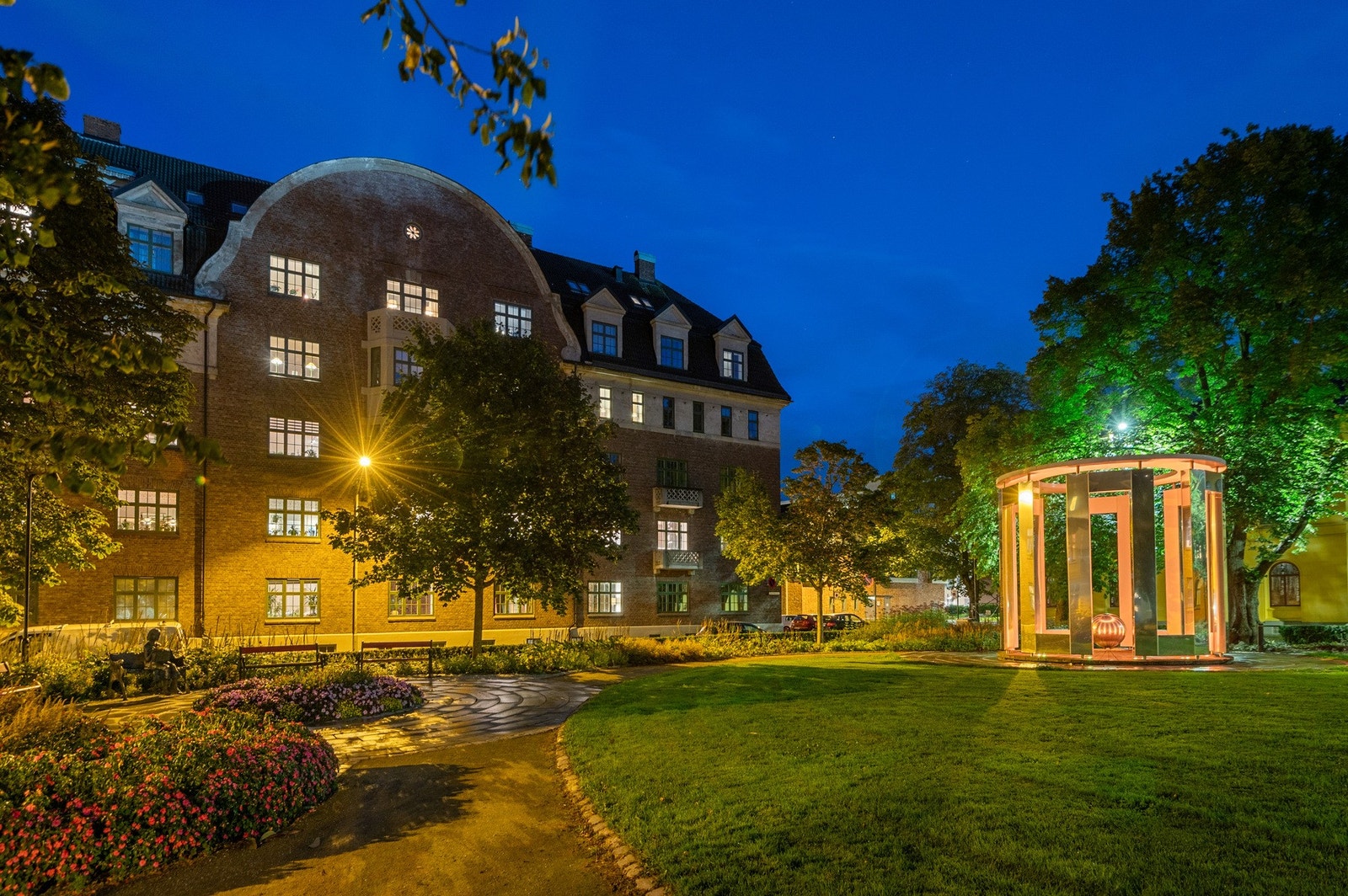 Leiligheten ligger i andre etasje sett fra parken. Galleribilde