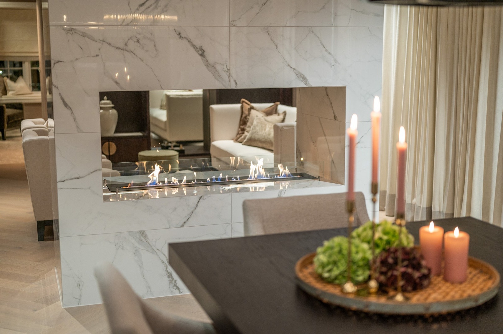 En nydelig bio-peis pryder både stuen og spisestuen som et flott møbel. Galleribilde