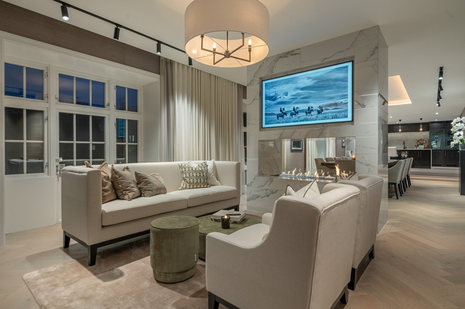 Fra stuen er det utgang til balkong mot museumsparken. Her kan man ha TV diskret innfelt og med alt av ledninger godt skjult. Galleribilde