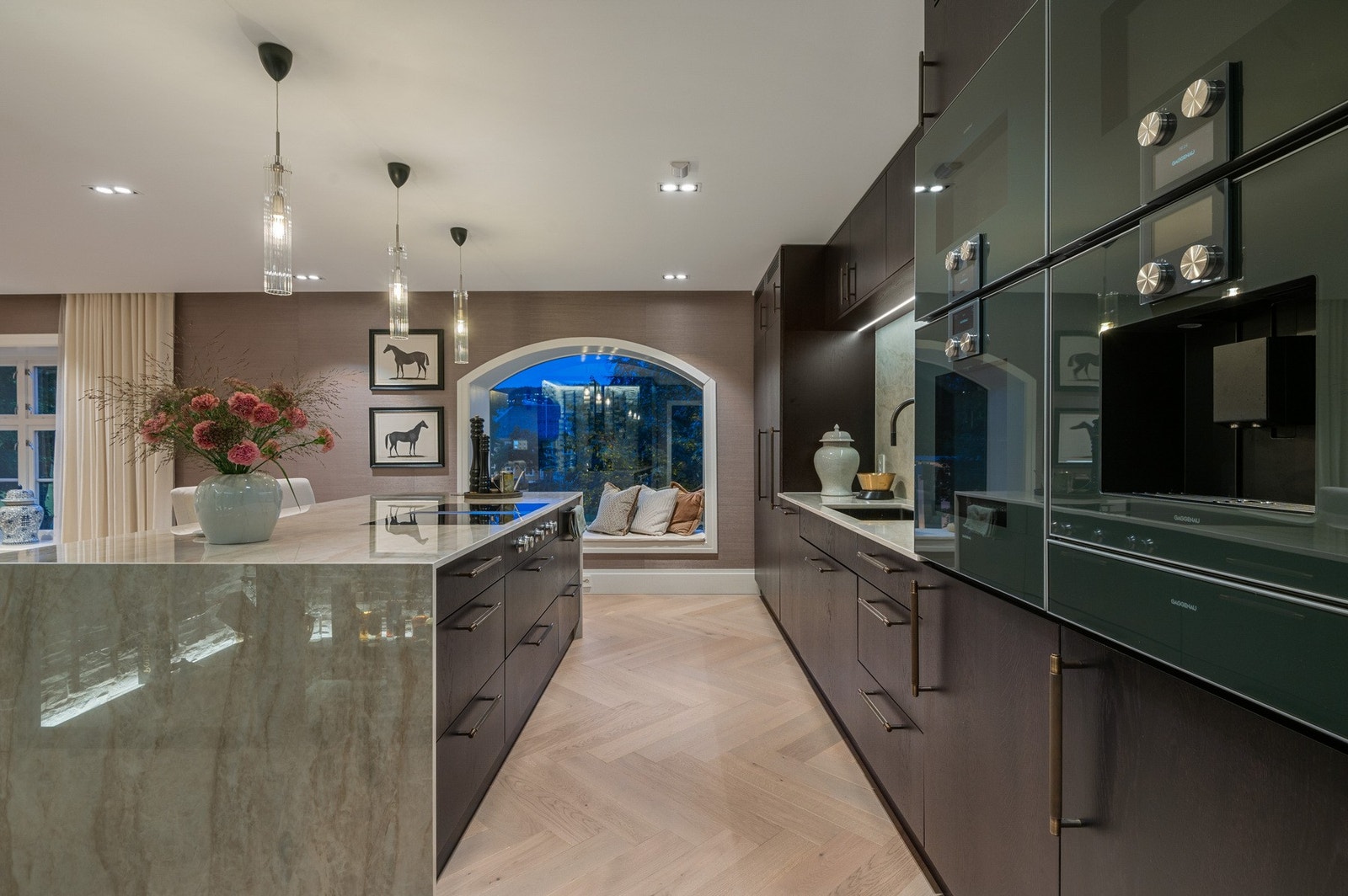 Kjøkkenet er stort og innholdsrikt. Integrerte hvitevarer av ypperste klasse. Galleribilde