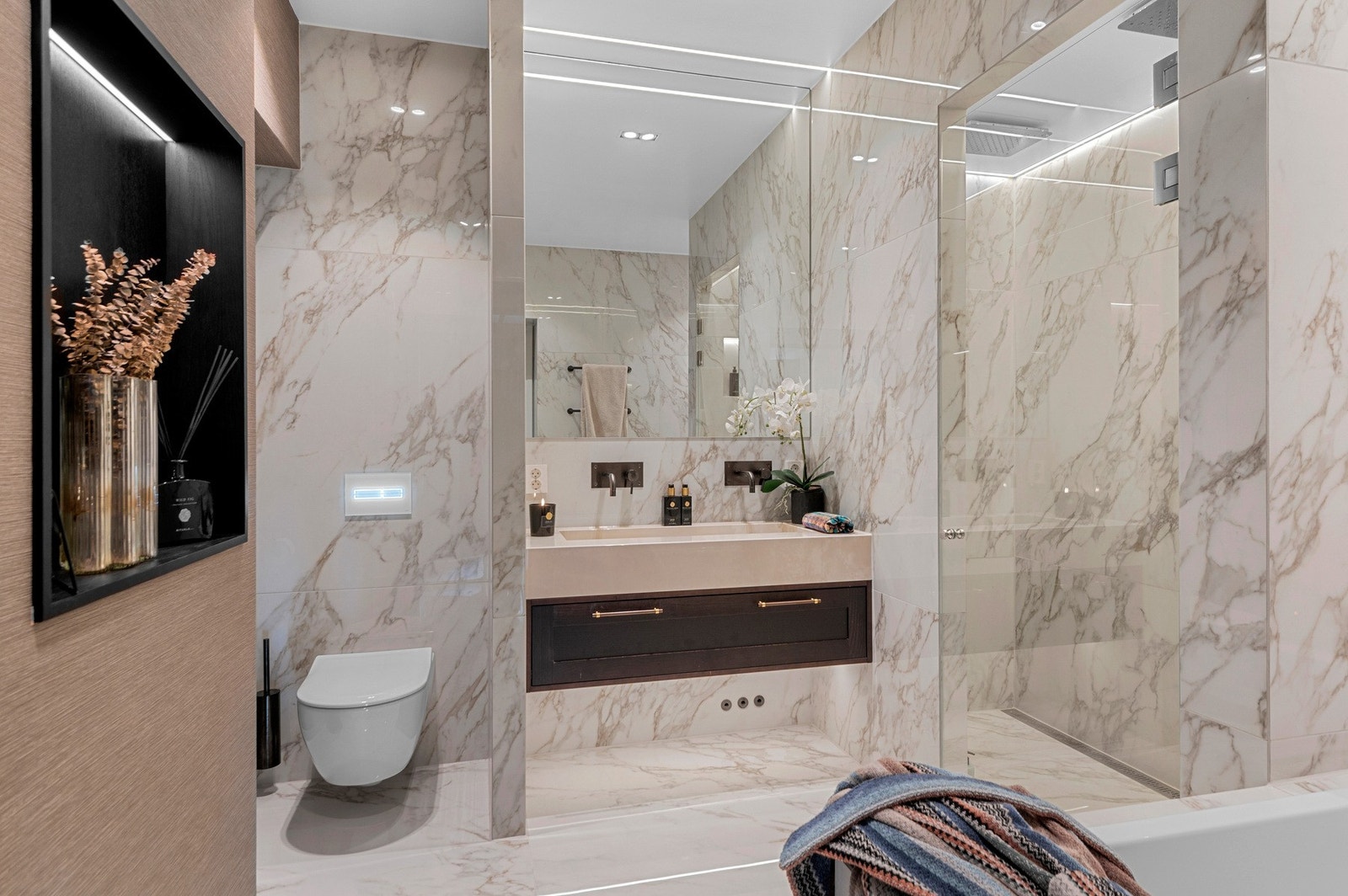 Bad tilknyttet hovedsoverommet er nydelig utført i høyeste kvalitet. Galleribilde