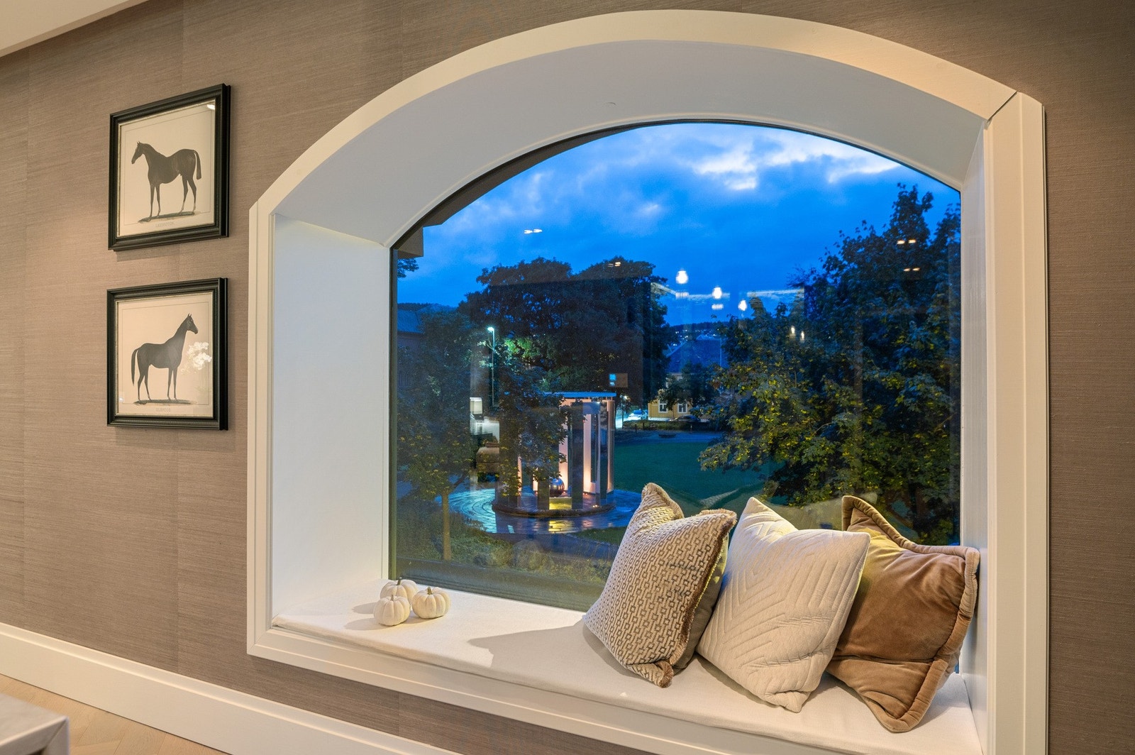 Dype vinduskarmer med spesialtilpassede sofaputer. Her kan man fint sette seg tilbake med utsikt mot parken. Galleribilde