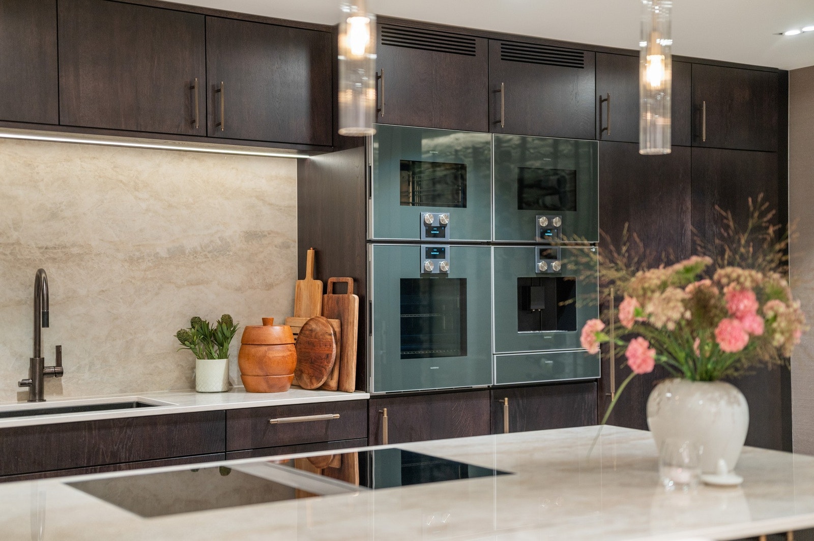 Benkeplater i marmor og integrerte hvitevarer fra anerkjente Gaggenau. Galleribilde