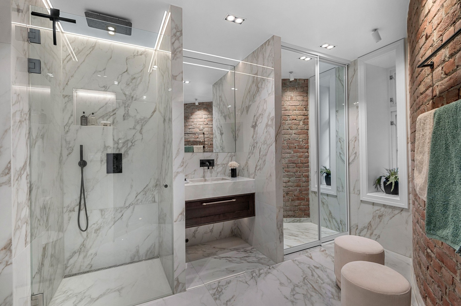 Det andre badet er både stort og praktisk. Også her med dusjnisje og integrerte armaturer. Skapet til høyre skjuler diskret både vaskemaskin og tørketrommel. Galleribilde