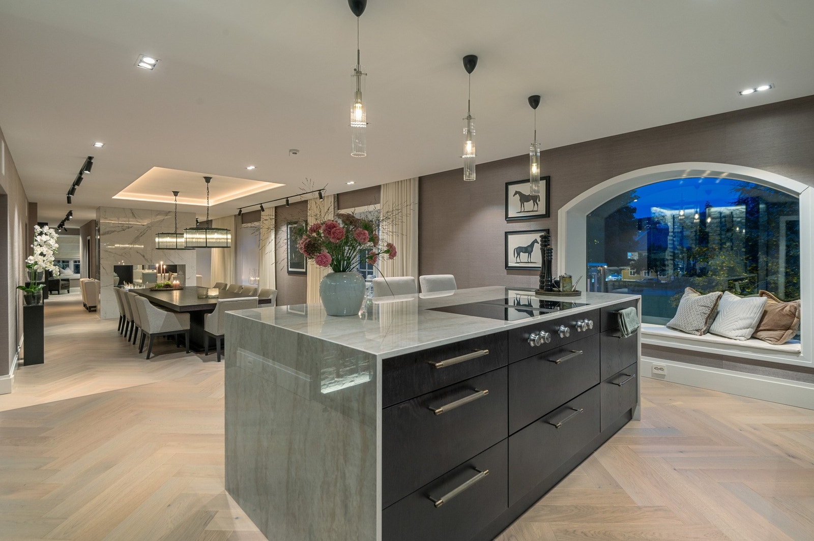 Kjøkkenet er helt fantastisk. Nydelig kokeøy med bl.a. stein benkeplater og platetopp (Gaggenau) med integrert ventilator. Galleribilde