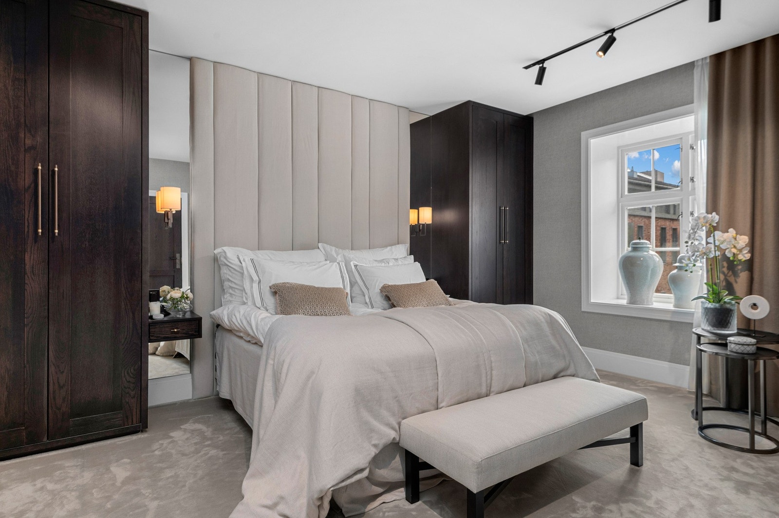 Lunt og innbydende innredet med plassbygde garderobeløsninger. Galleribilde