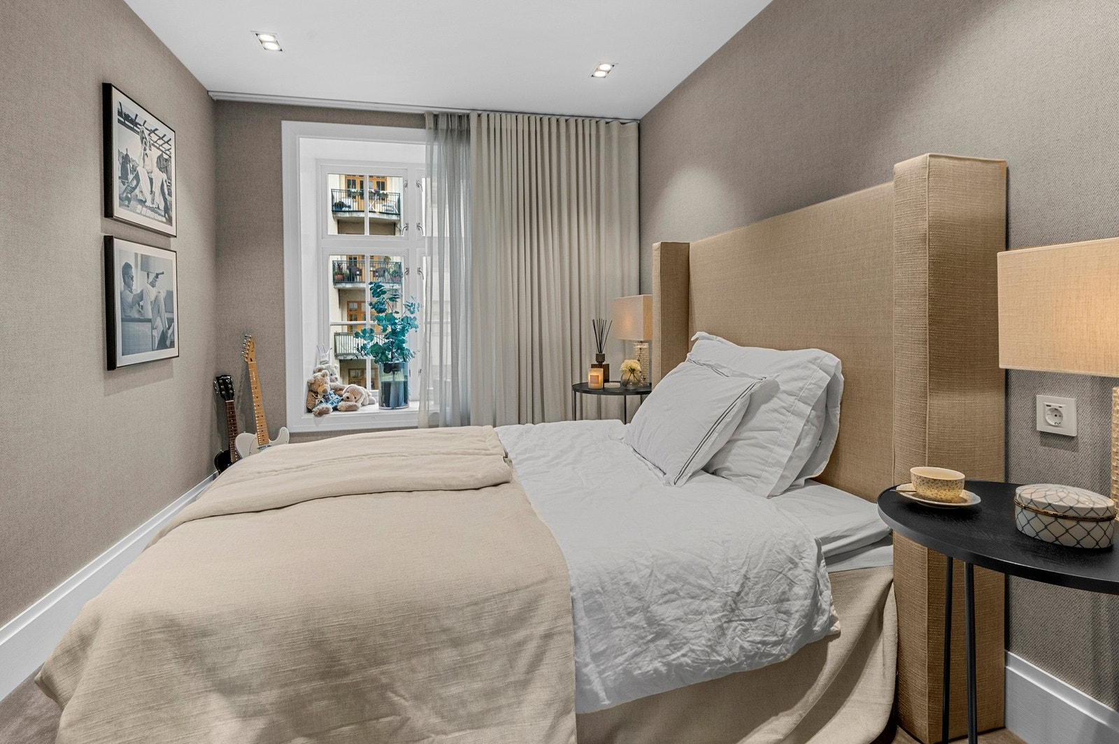 Det er tre nydelige soverom i leiligheten. Dette rommet er plassert bak kjøkkenet og mot bakgård. Galleribilde