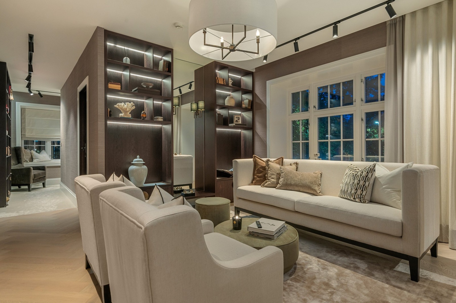 Innredning og belysning er spesialtilpasset og passer perfekt til leiligheten. Galleribilde