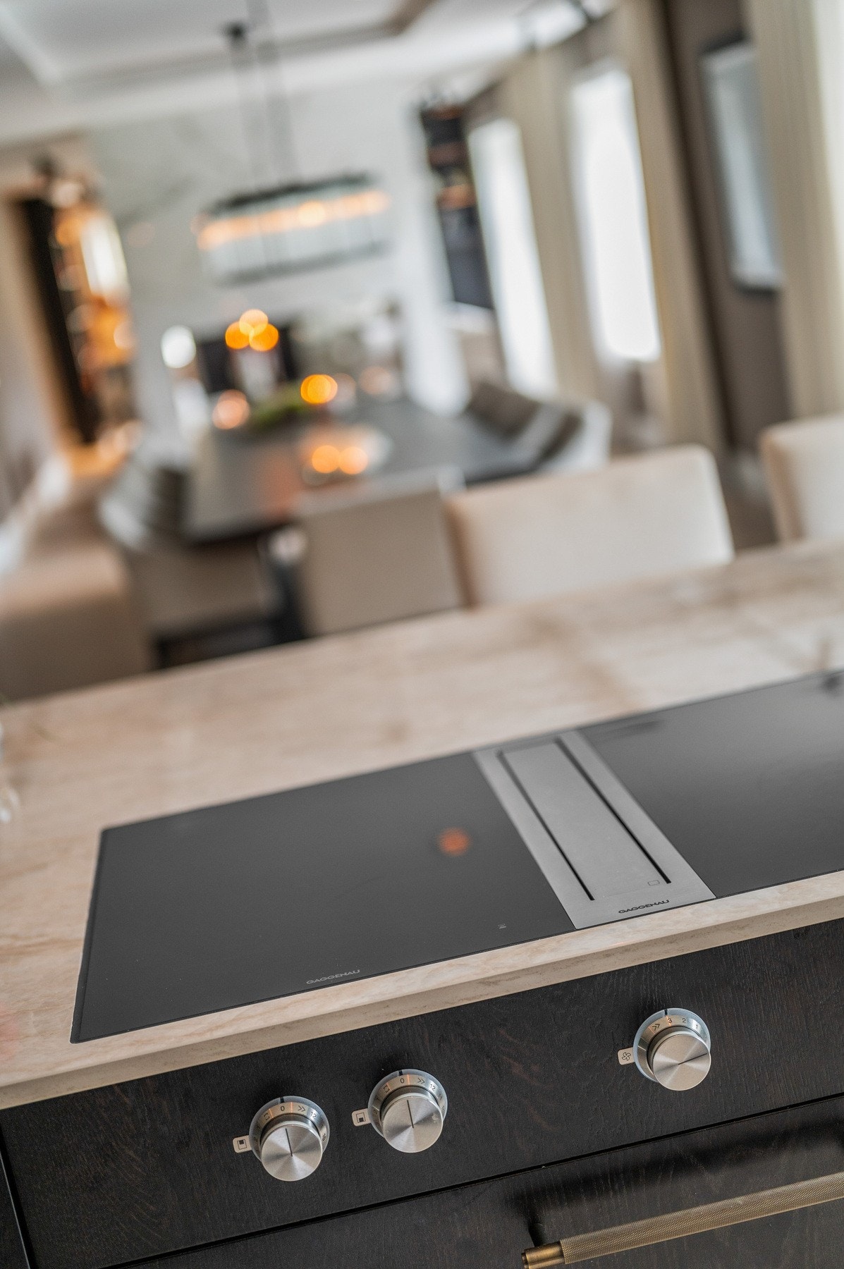 Platetoppen er nedfelt i benkeplater helt uten terskel. Integrert ventilator. Galleribilde