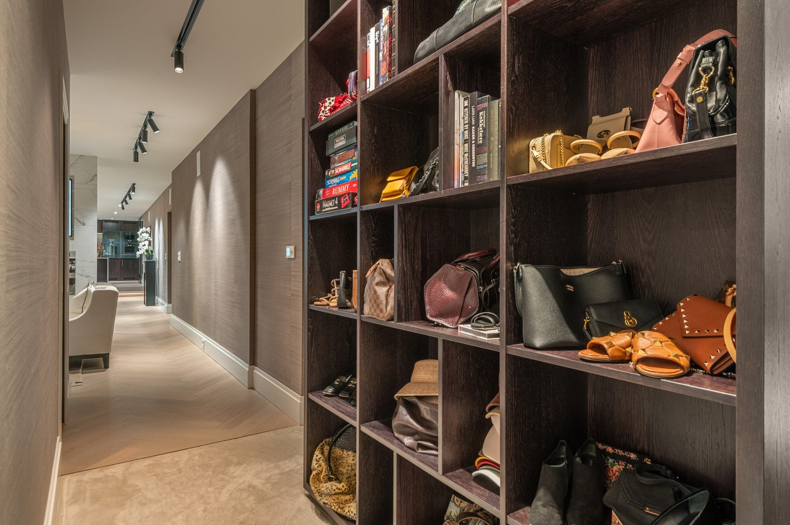 Plassbygde hyller i gang mot walk-in garderoben. Galleribilde