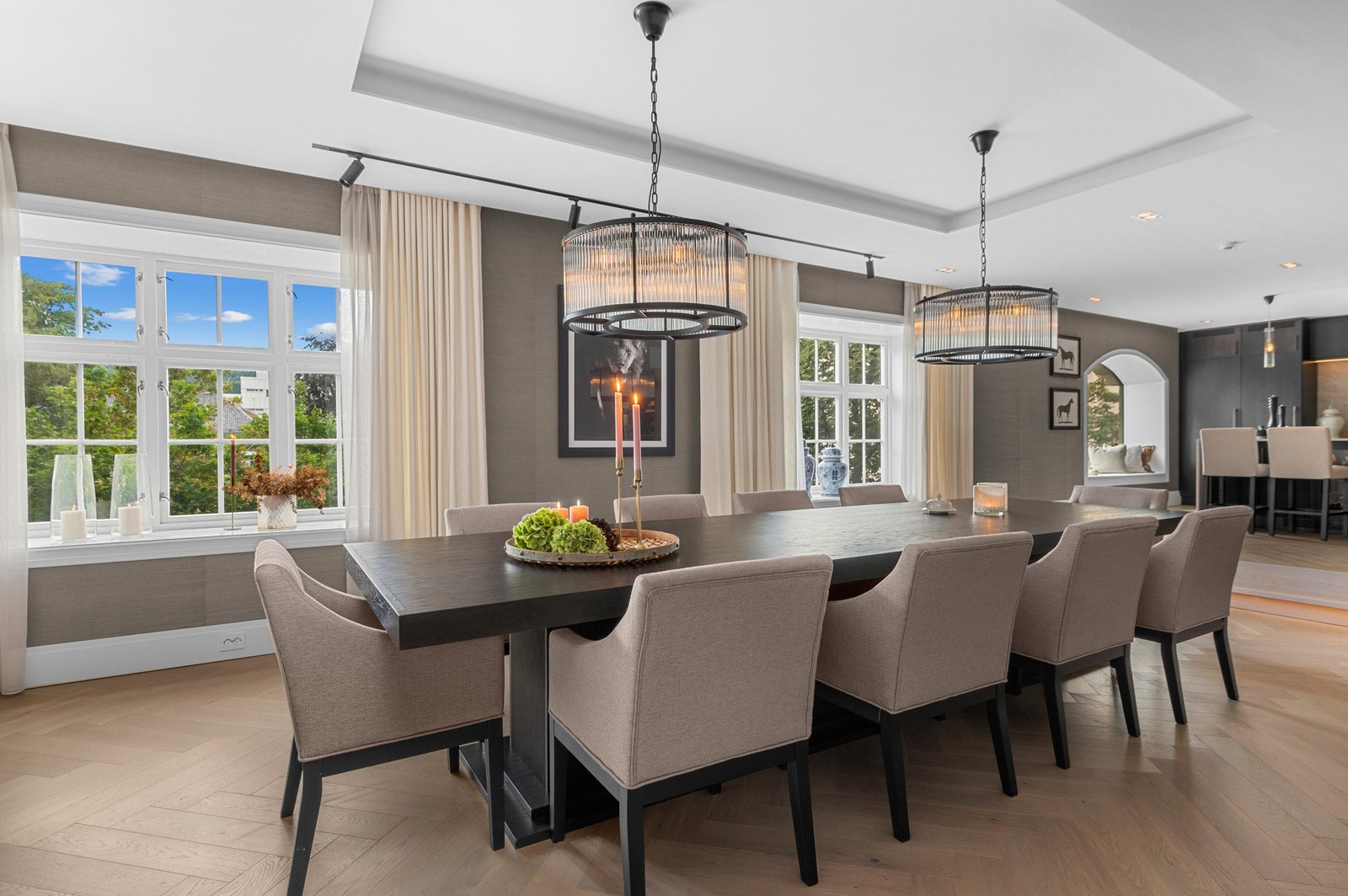 Deilig romfølelse med både stor takhøyde, dype vinduskarmer og godt med lys. Galleribilde