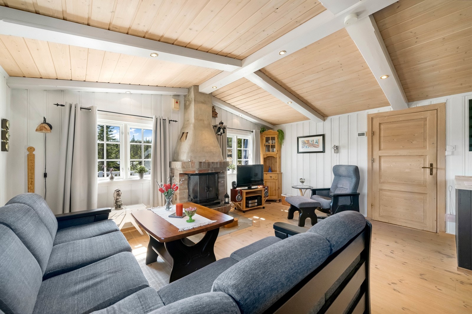Det er gode møbleringsmuligheter til både salong, lesekrok og stort spisemøblement for hele familien. I dag er det plassert et stort langbord med spiseplasser for 8 stykker. Galleribilde