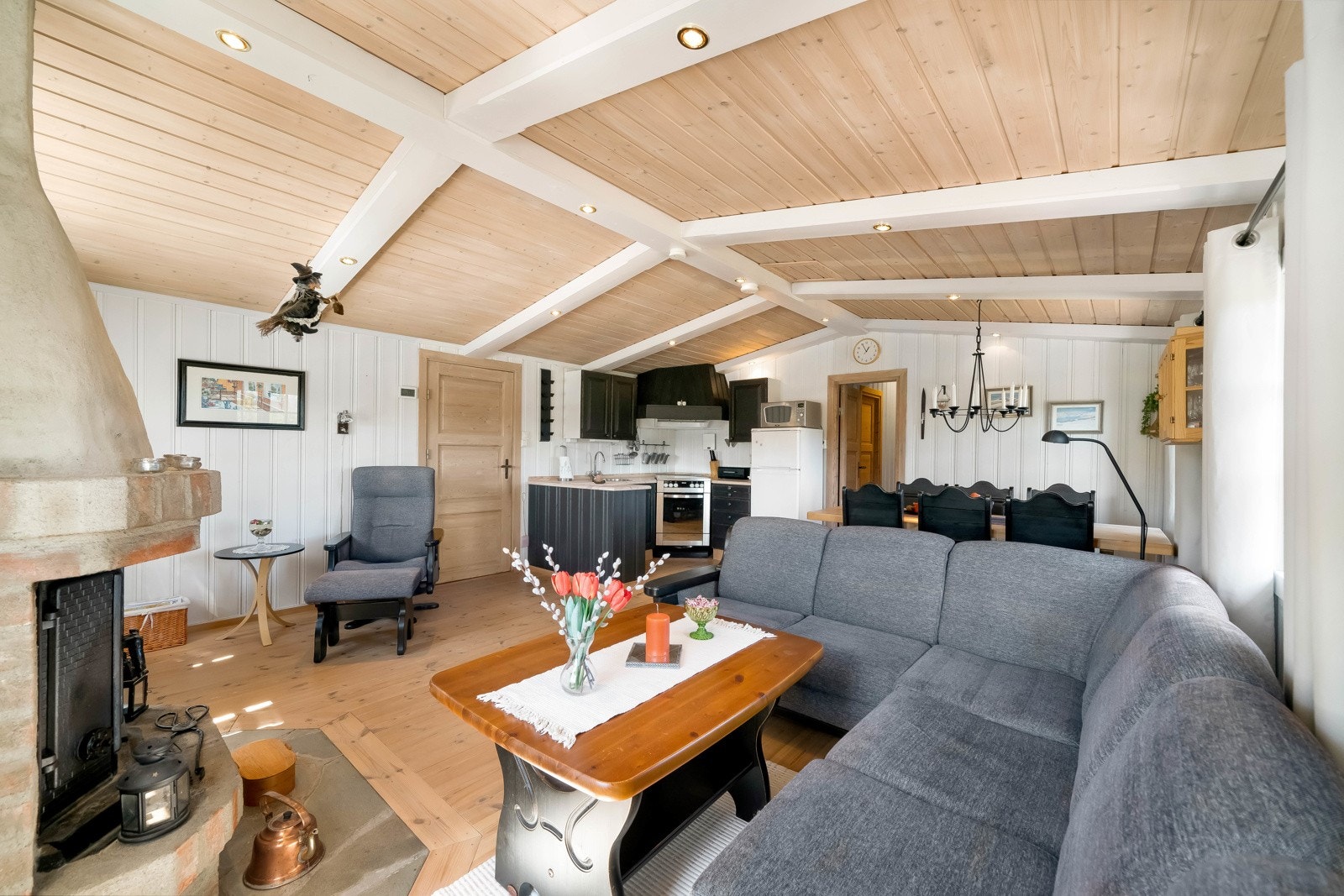 Stor og åpen stue med store vindusflater som sørger for rikelig med lys og flott utsikt. Det er åpen løsning mellom stue og kjøkken, noe som sørger for en luftig atmosfære. Galleribilde