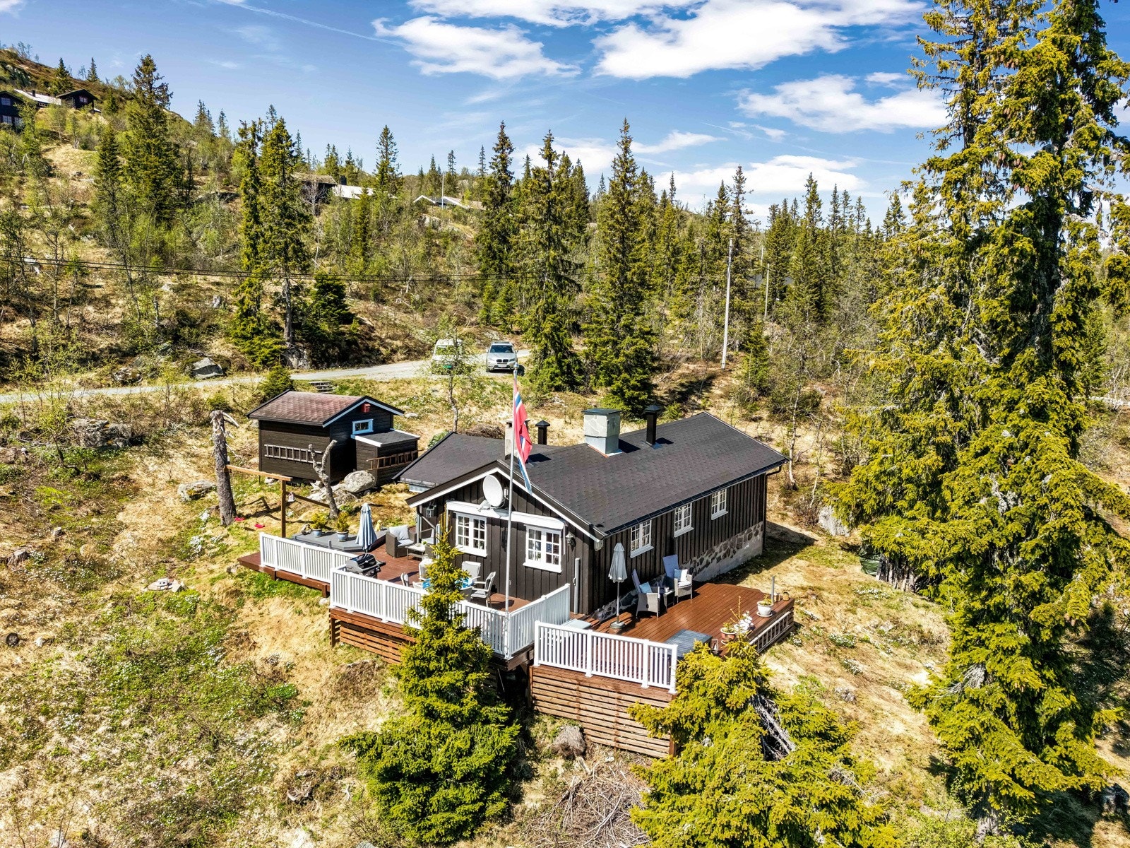 Flott hytte med alt på en flate i naturskjønne omgivelser. Hytta inneholder stue/kjøkken i åpen løsning, bad, toalettrom og tre soverom med mange soveplasser. Galleribilde