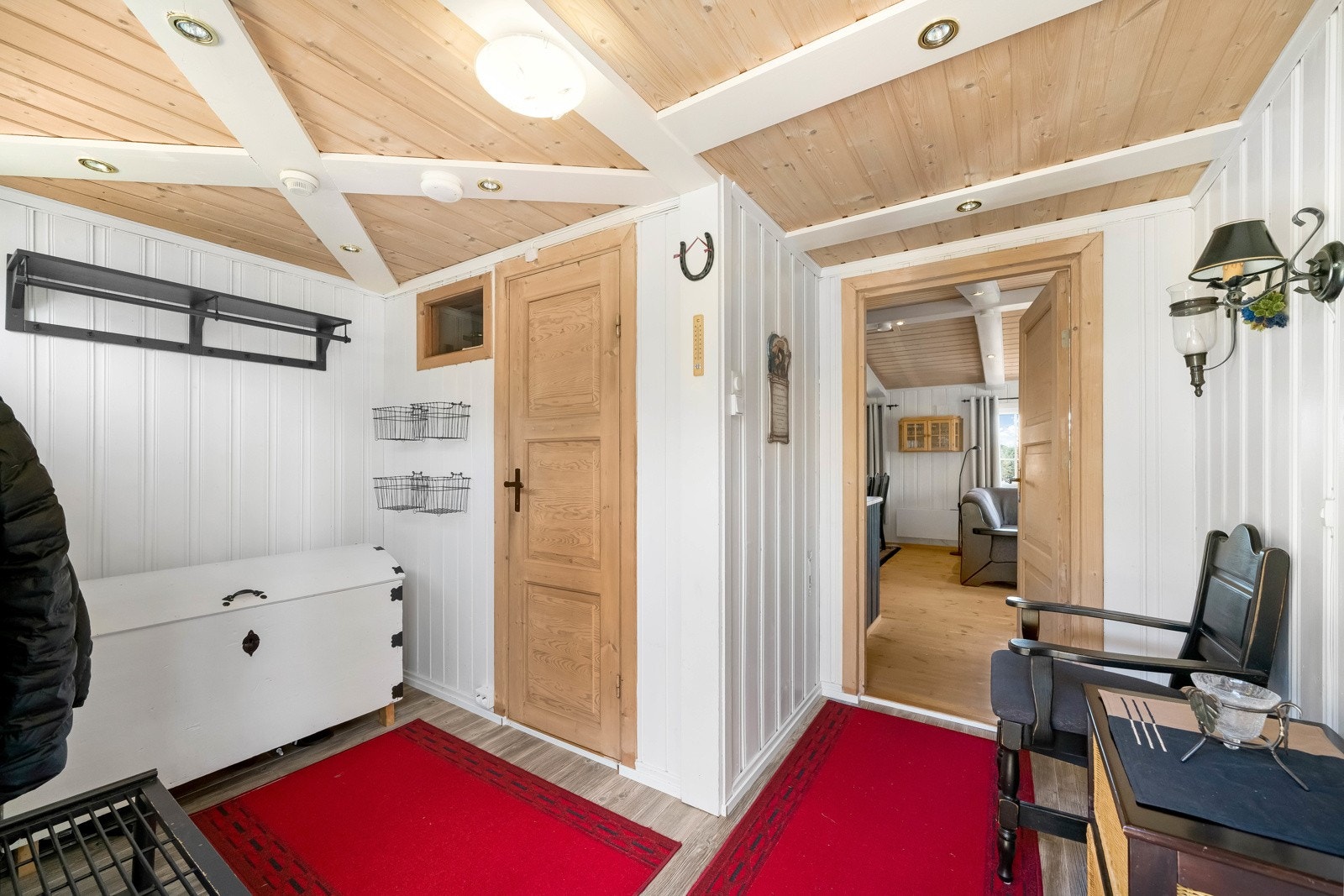 Her er det god plass til garderobeløsninger, og til å henge fra seg yttertøyet. Belysning via downlights og takpunkt. Fra entrè er det adkomst til stue og bad. Galleribilde