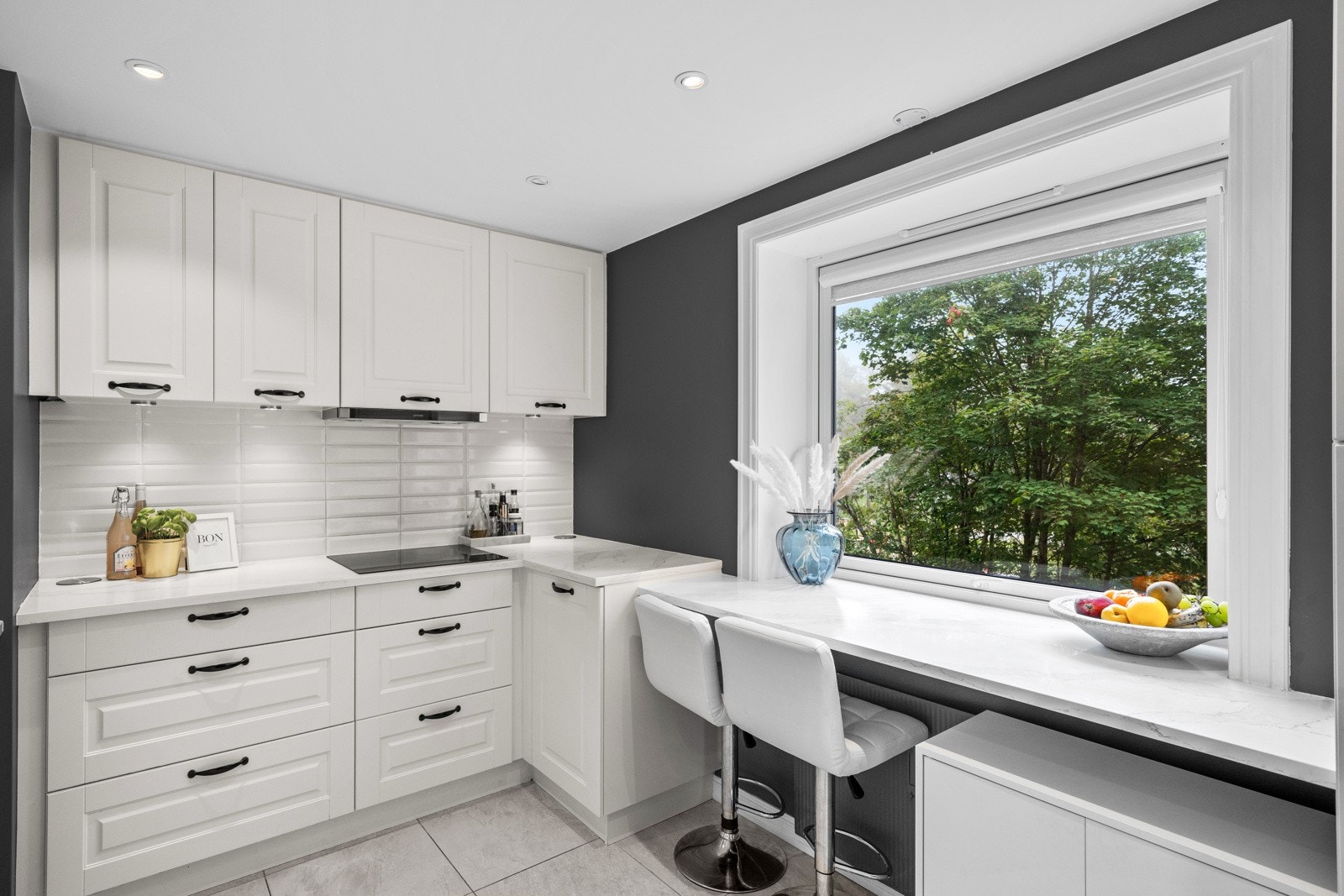 Elegant slitesterk kompositt benkeplate med underlimt kum og nedfelt induksjonstopp, kombinert med ekstra forlengelse for mer arbeidsplass. Galleribilde