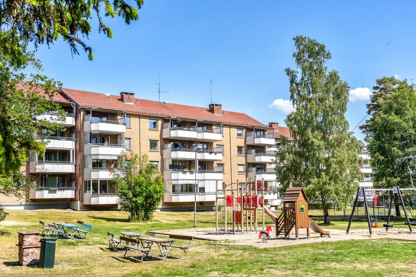 Leiligheten ligger fint plassert i byggets andre etasje. Borettslagets fellesarealer er pent opparbeidede med lekeplass, grill og flere sittegrupper. Galleribilde