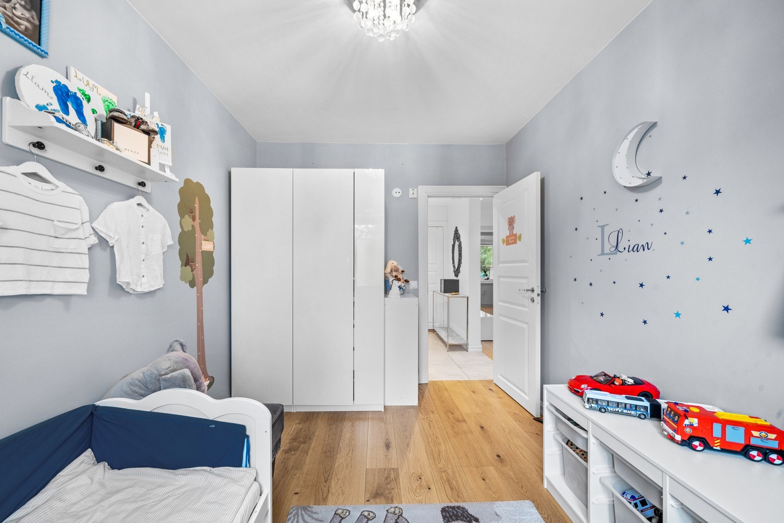 En innebygd hylleløsning langs den ene veggen gir praktiske oppbevaringsmuligheter uten å ta opp gulvplass. Dette rommet passer utmerket som barnerom eller kontor. Galleribilde