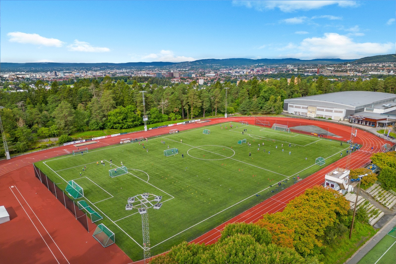 Ikke langt fra boligen er det flott idrettsanlegg med bl.a. fotballbane og løpebane på Trasop, samt Oppsal Arena. Galleribilde