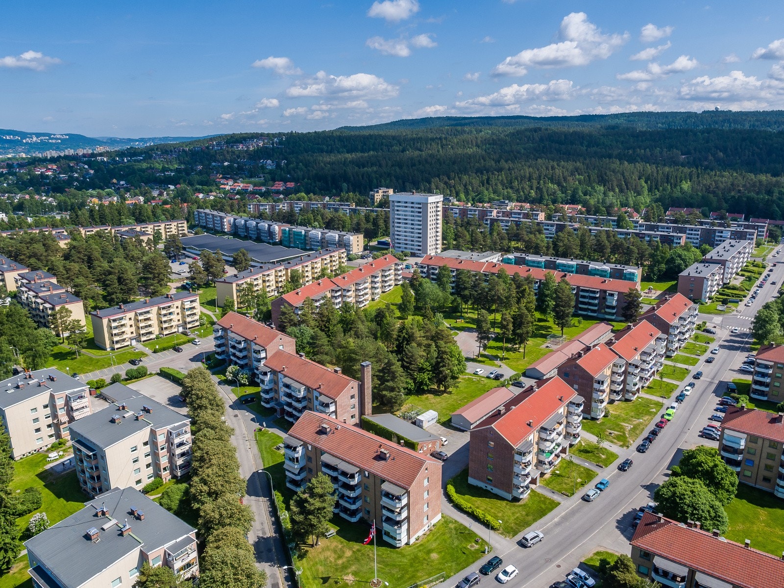 Eiendommen ligger i et etablert boligområde på Oppsal, omgitt av et planert og opparbeidet fellesareal. Med kort vei til offentlig transport, butikker og rekreasjonsmuligheter. Galleribilde