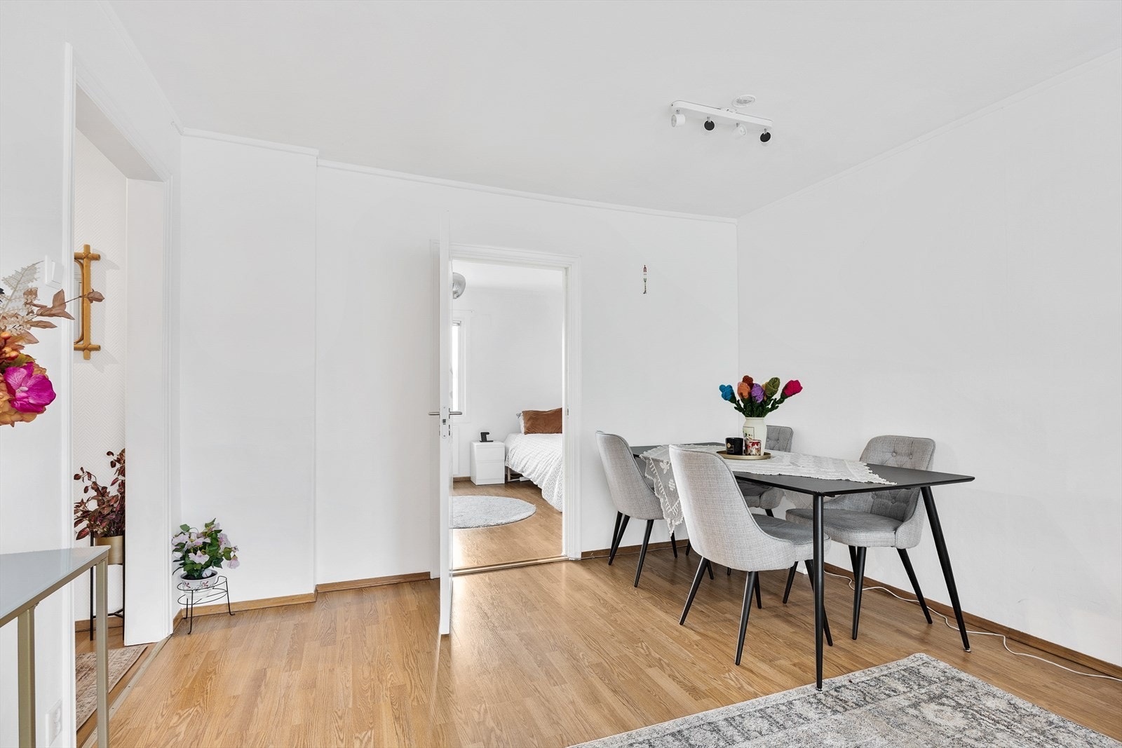 Stuen leder videre inn til hovedsoverommet. Galleribilde