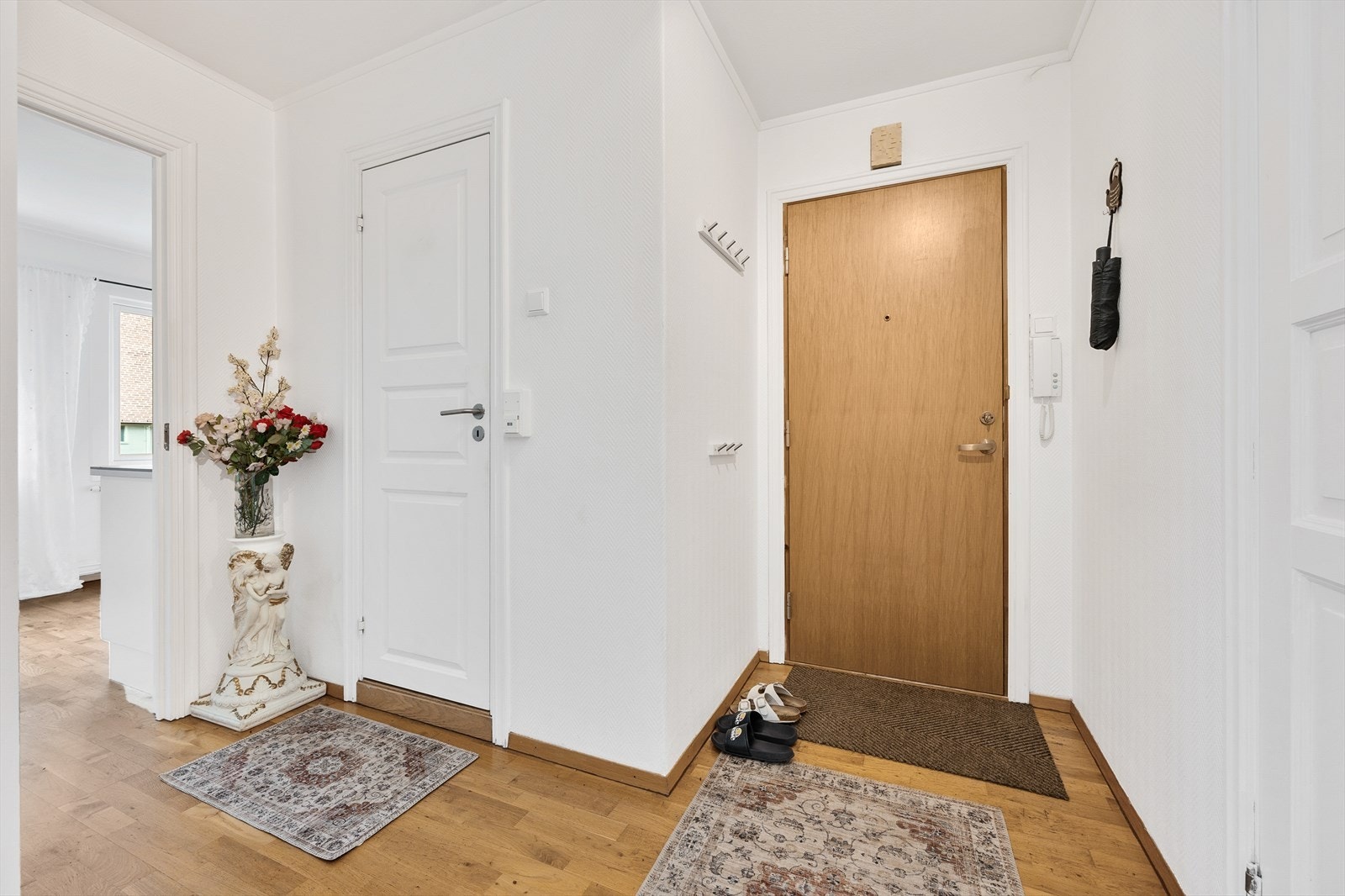 Velkommen inn! Her trer du inn i en lys og innbydende entré. Galleribilde