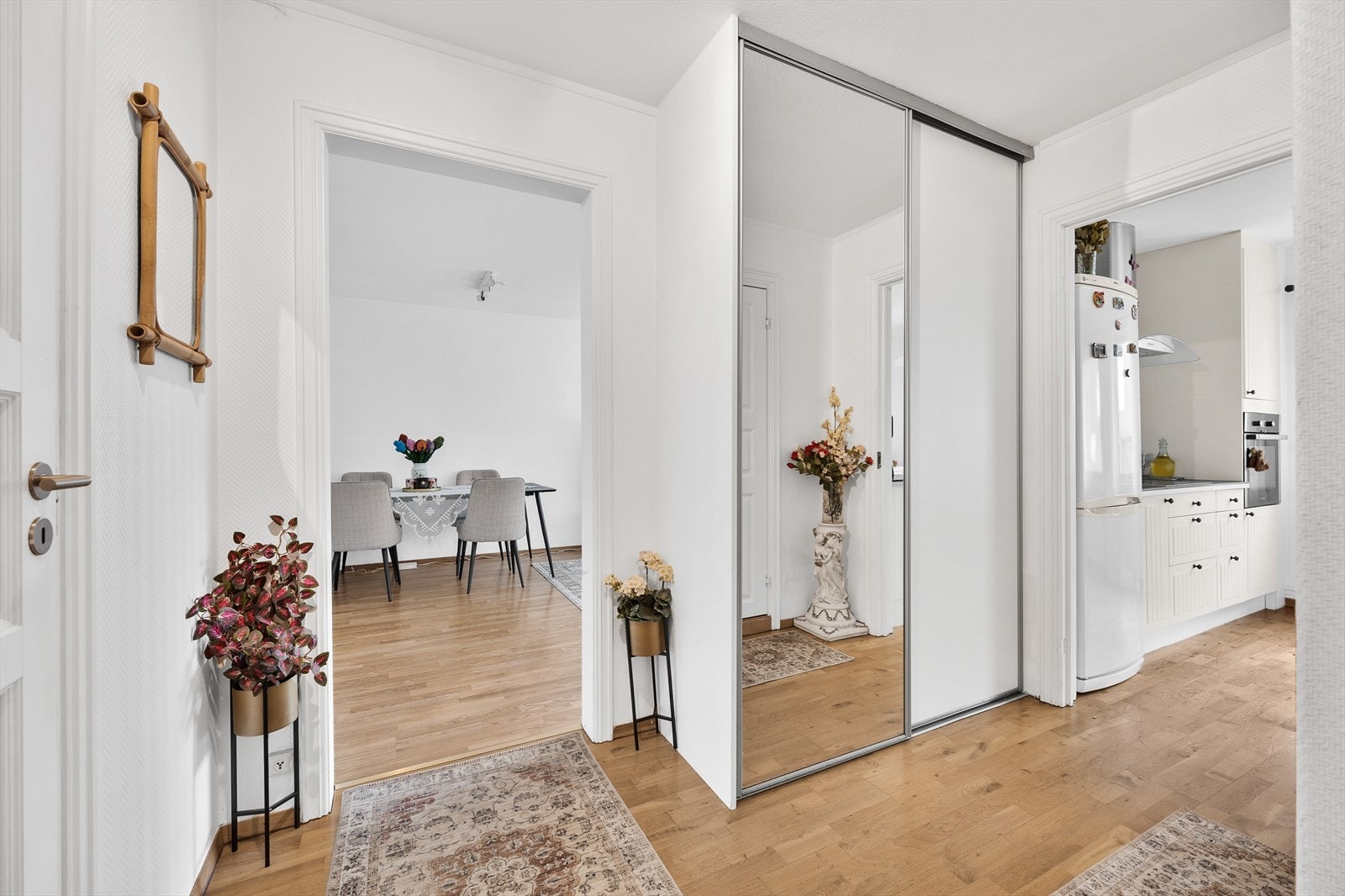 Entreen tilbyr en skyvedørsgarderobe, samt gir ett innblikk til boligens kjøkken og oppholdsrom. Galleribilde