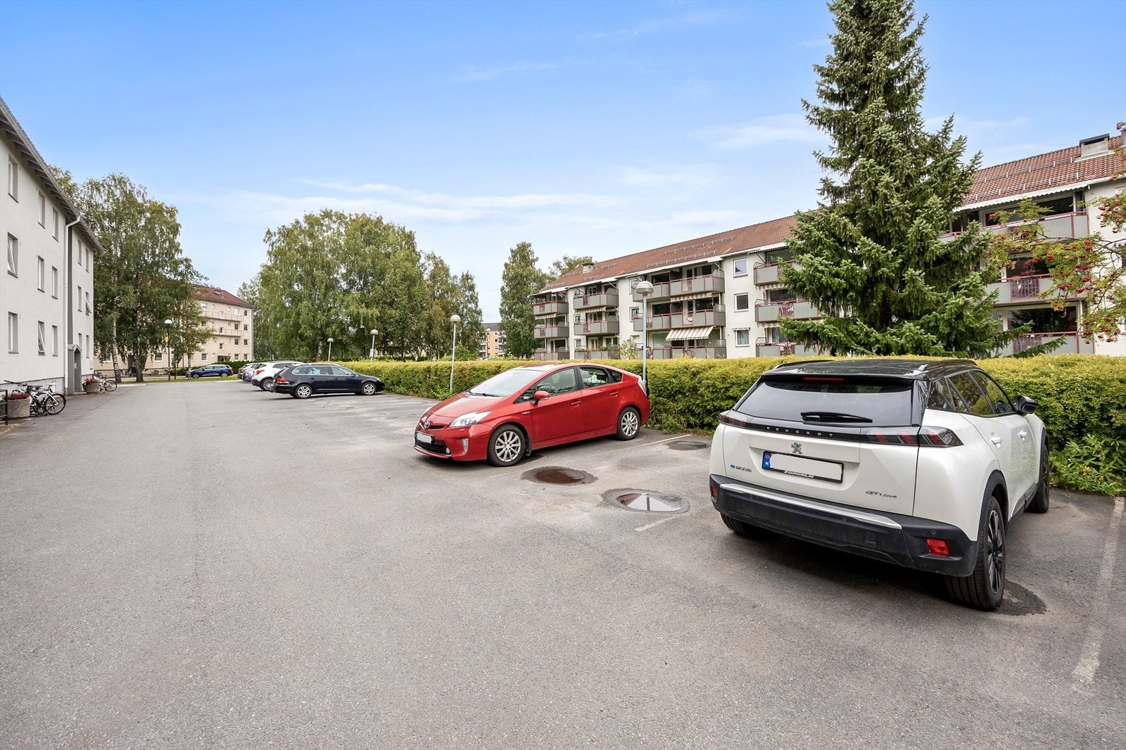 Markert parkeringsplass følger med leiligheten. Galleribilde