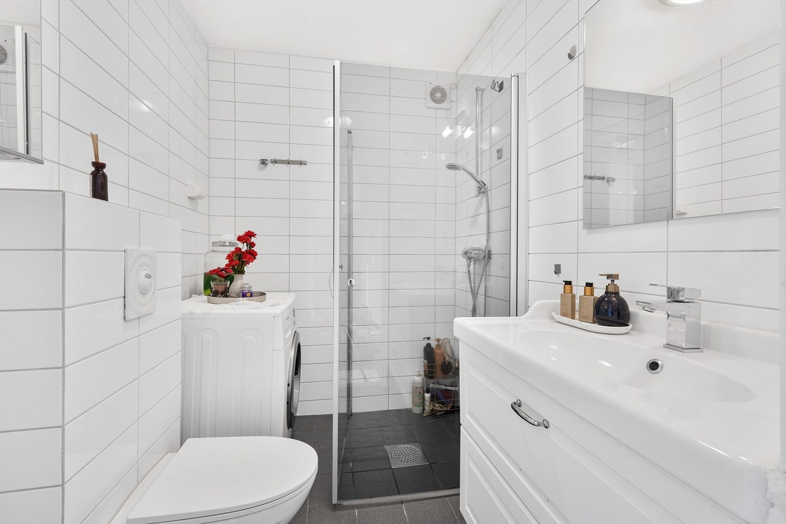 Baderommet består av et underskap, servant, speilskap og armatur med stikk, toalett og plass til vaskemaskin. Galleribilde