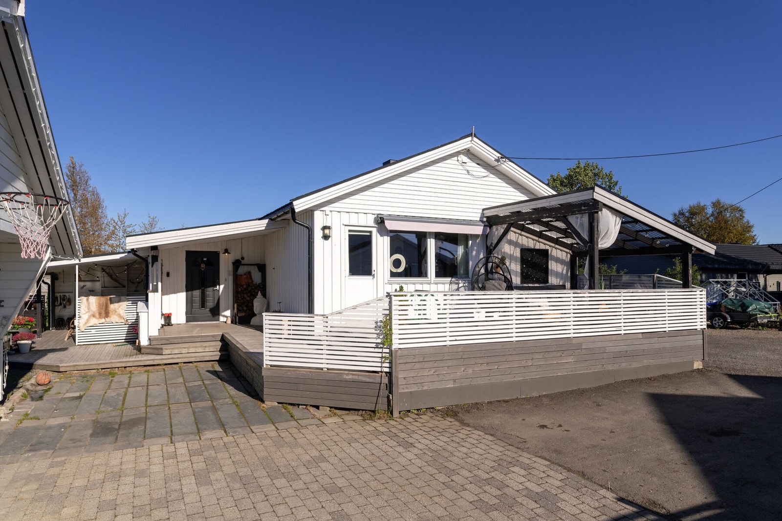 Eiendommen er opparbeidet med flere lune og hyggelige uteplasser Galleribilde