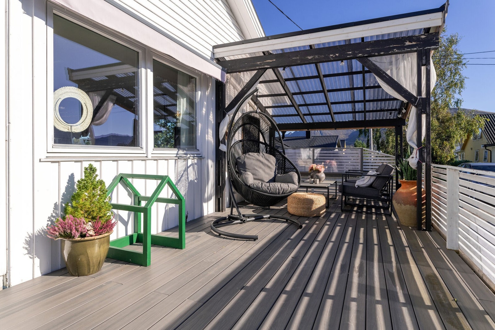 Terrasse er delvis overbygget med "pergola" Galleribilde