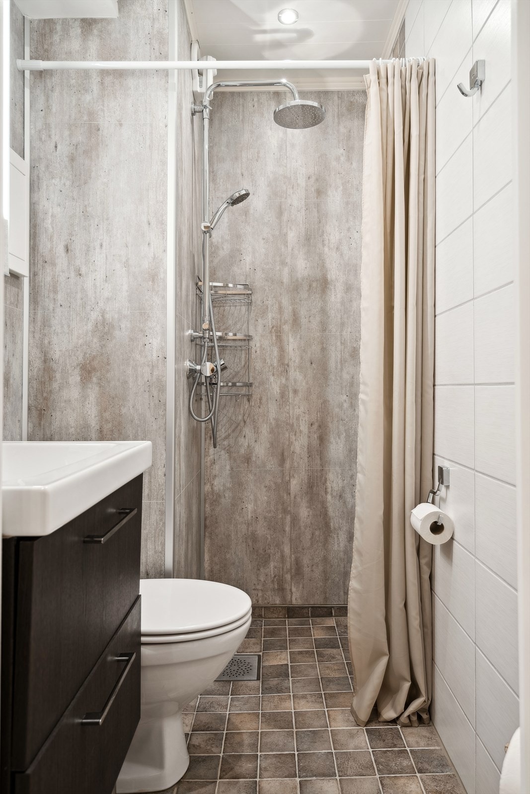 Pent bad fra 2016 med flis og varme på gulv. Galleribilde