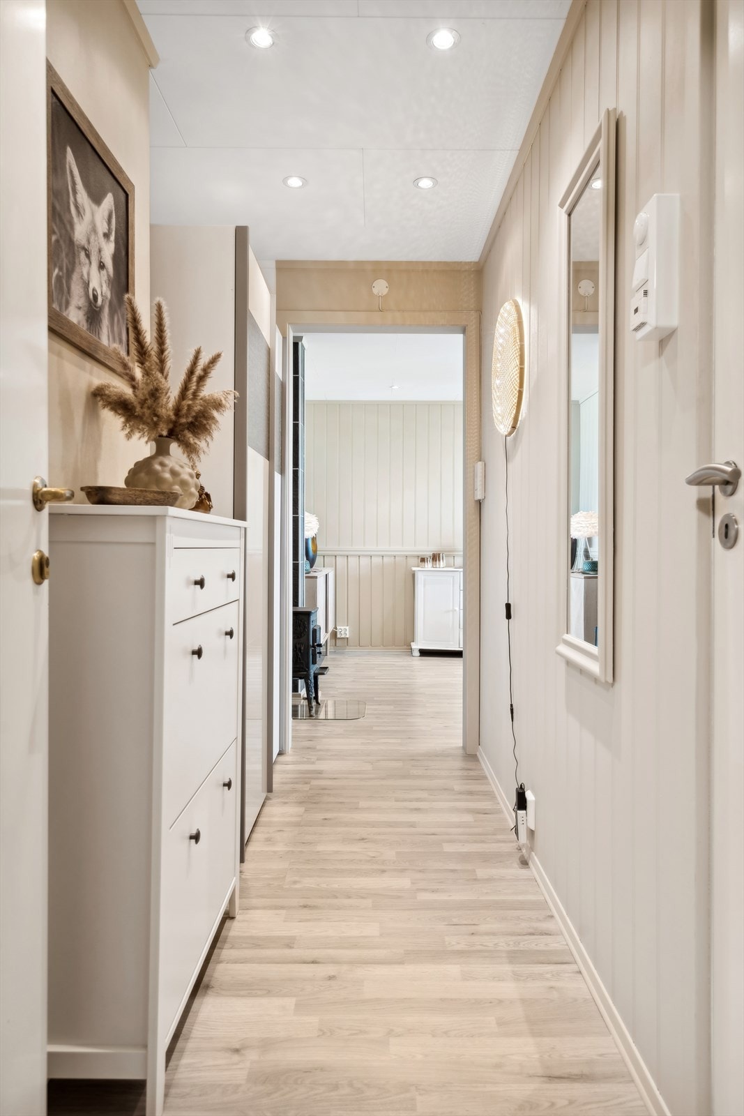 Innbydende entré med garderobeskap til å henge fra seg yttertøy. Galleribilde