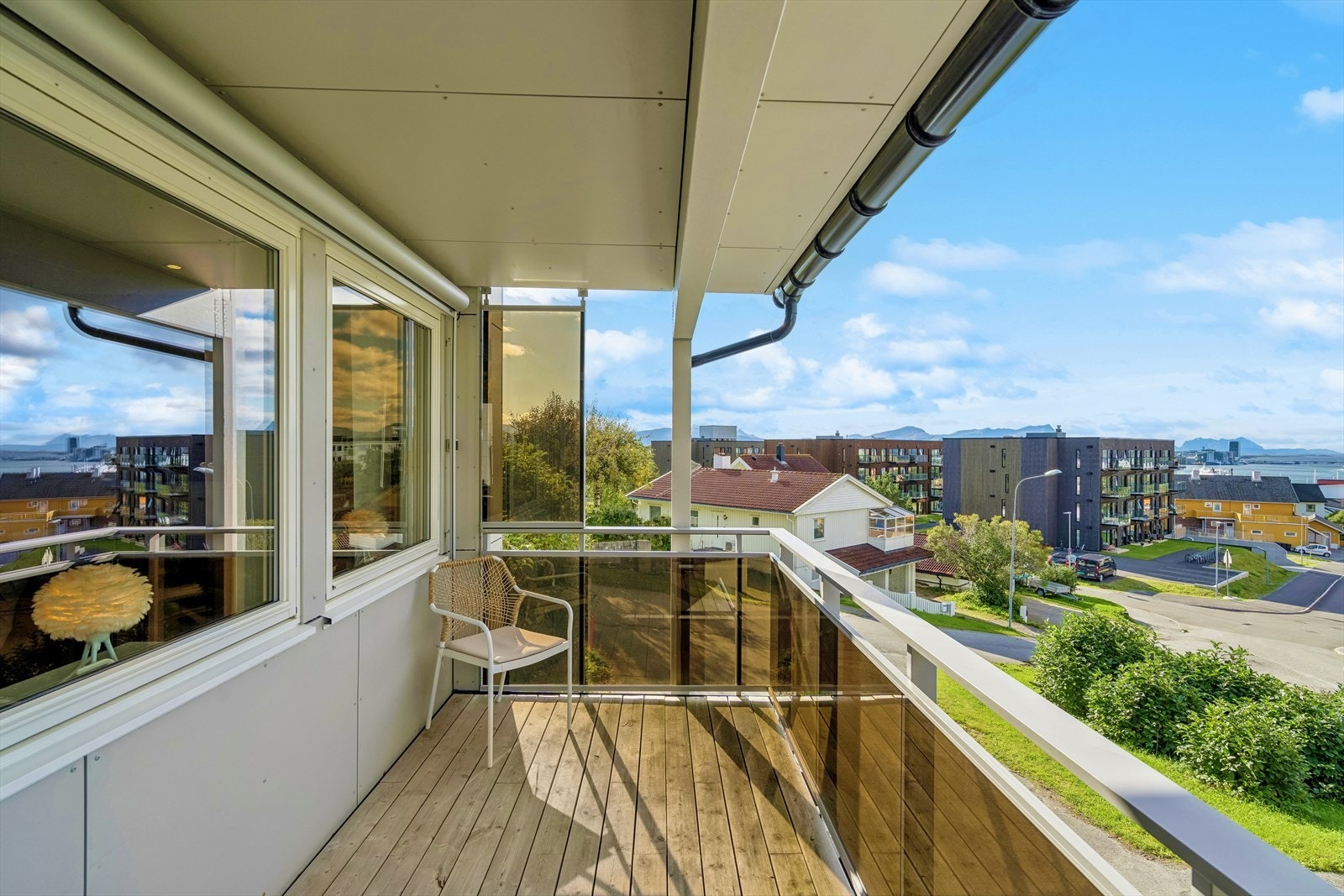 Fra sovealkoven er det utgang til en flott balkong med nydelig utsikt og gode solforhold. Galleribilde