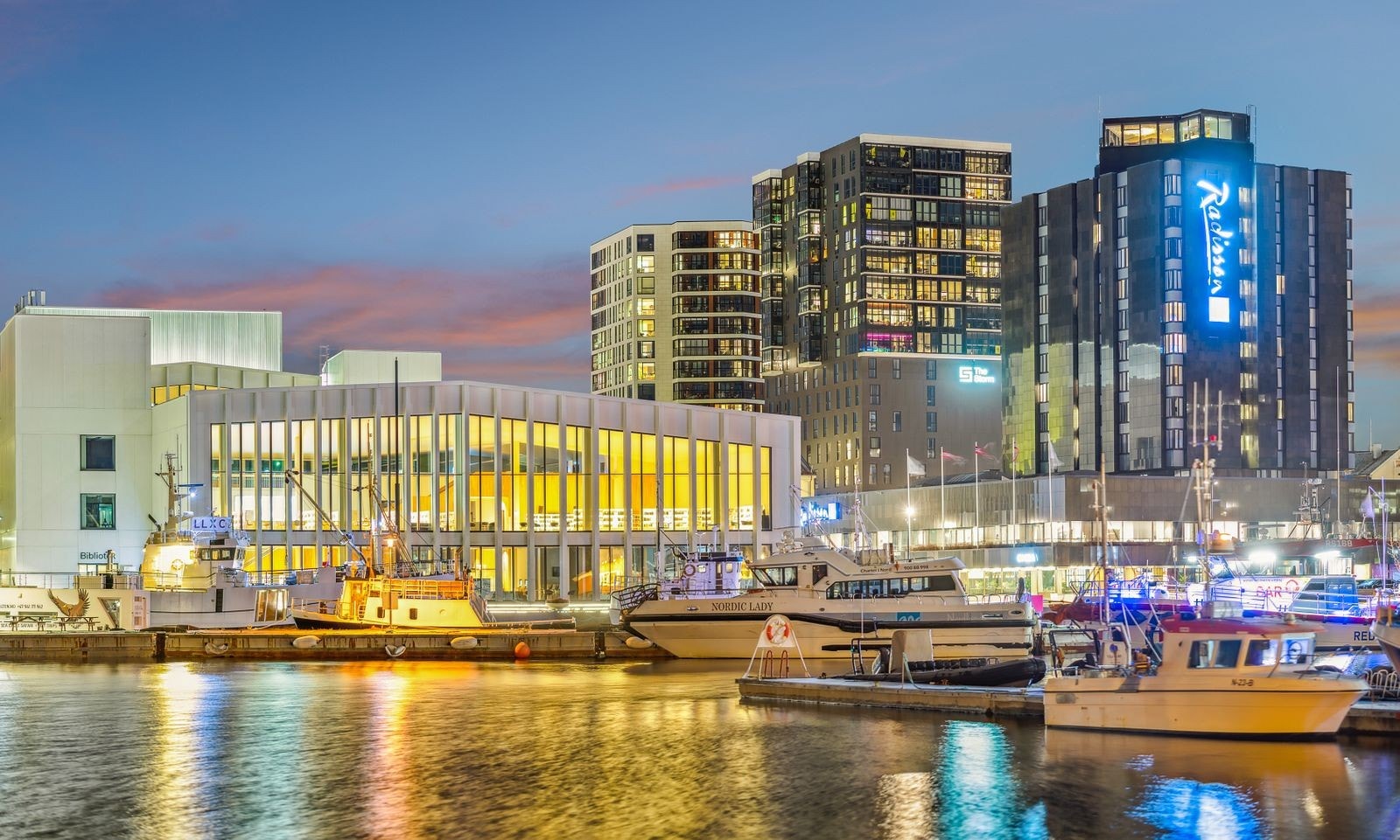 Kort kjøreavstand ned til bykjernen av Bodø. Galleribilde