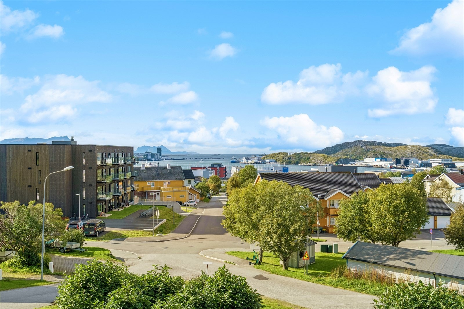 Utsikt i retning vest mot Bodøhavna og innseilingen. Galleribilde