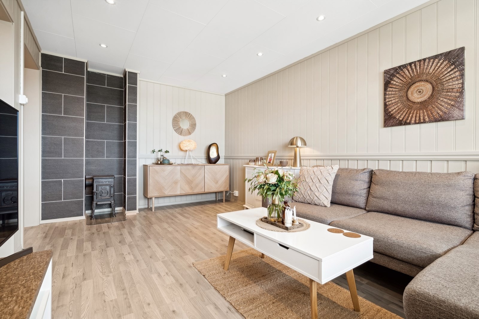 Leiligheten har en flott Dovre-peis installert til litt kaldere vintere. Galleribilde