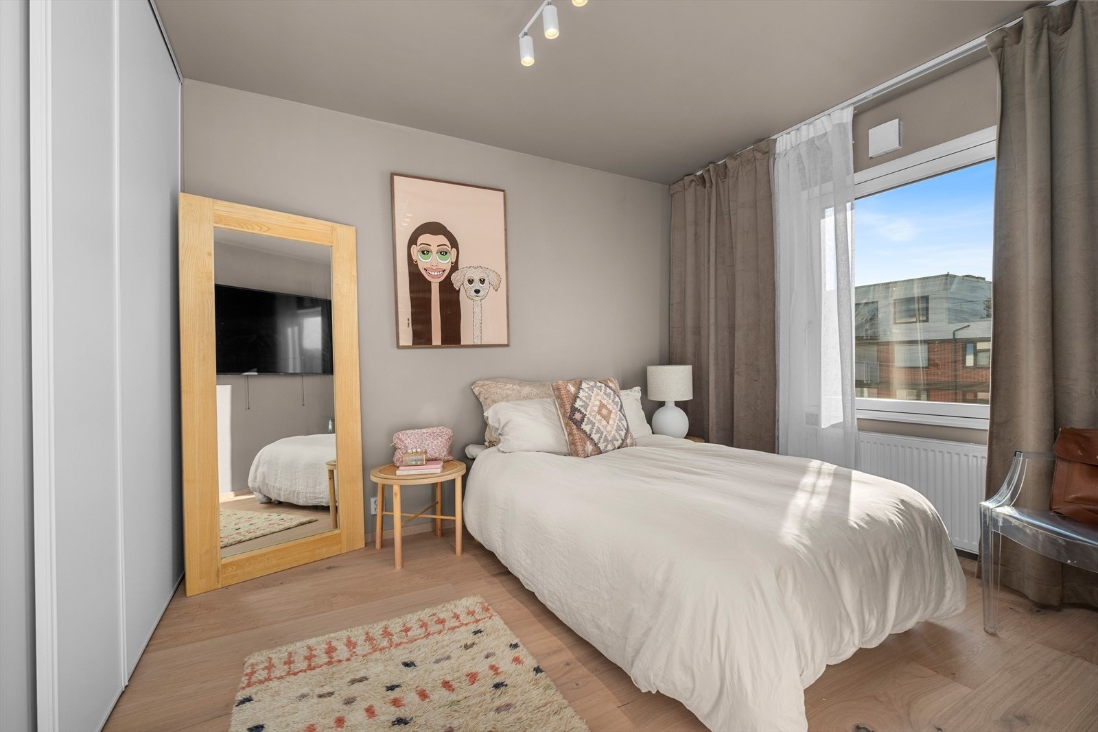 Svært stilriktig soverom med himling og vegger i samme fargevalg. Galleribilde