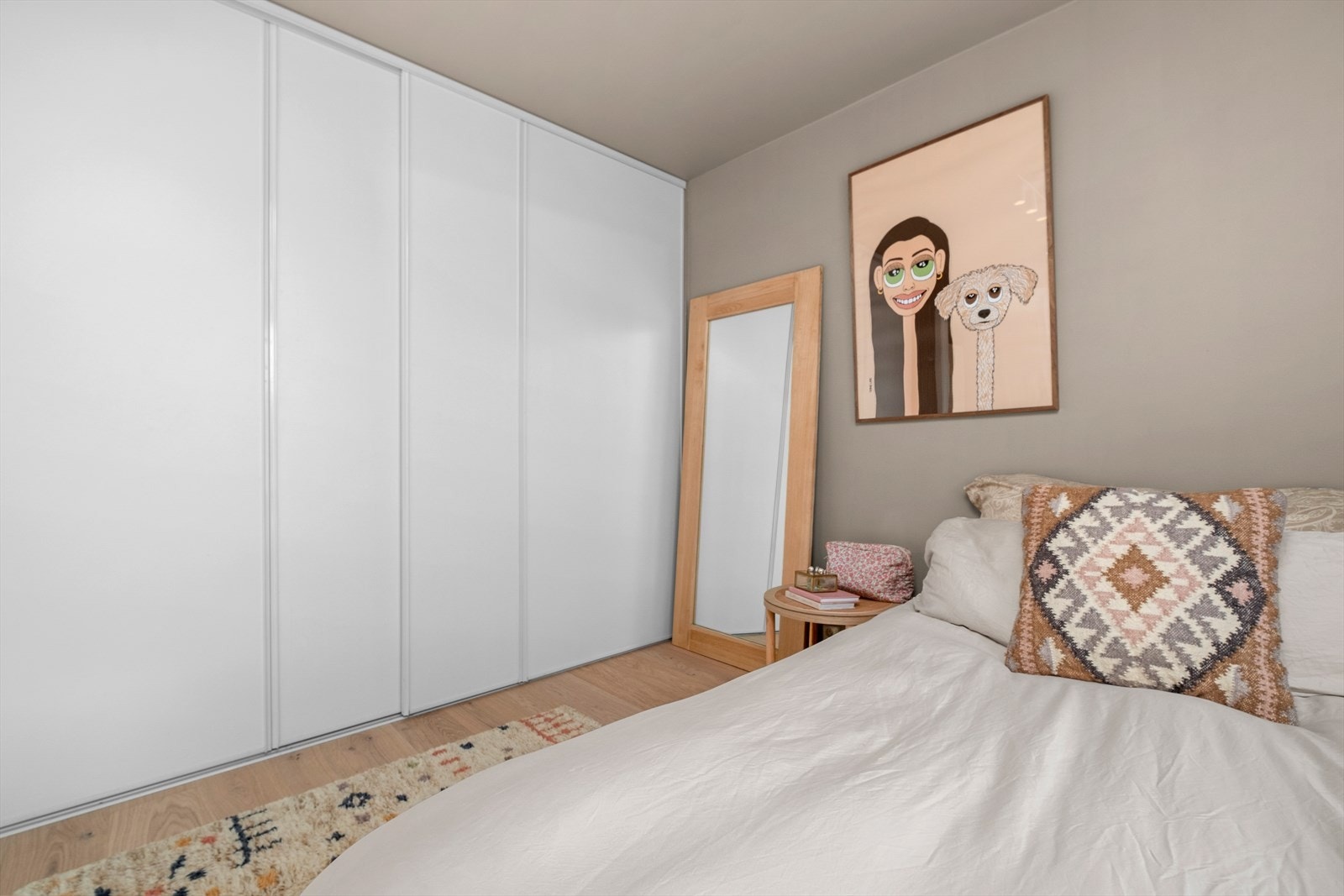 Skyvedørsgarderoben er romslig og følger med i handelen. Galleribilde