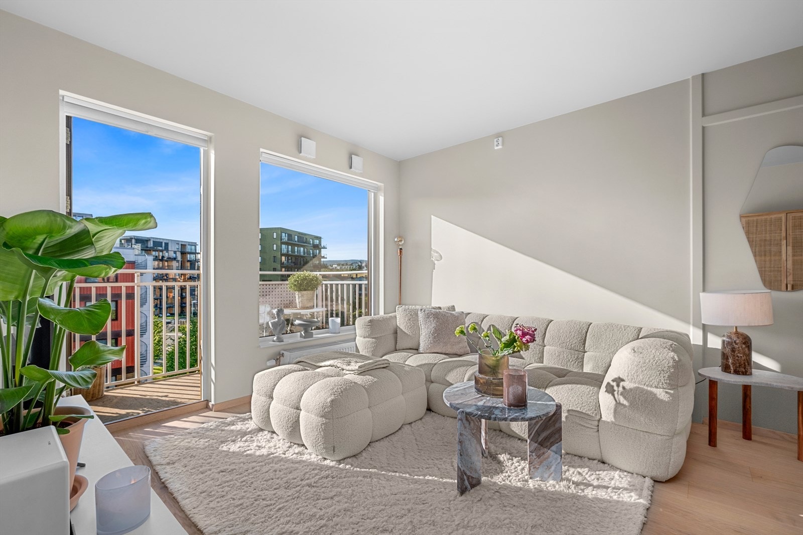 Velkommen til Håkon Magnussons gate 3 C! En stilren og påkostet 2-roms hjørneleilighet med egen separat bi-leilighet i et svært ettertraktet boområde på Lade. Galleribilde