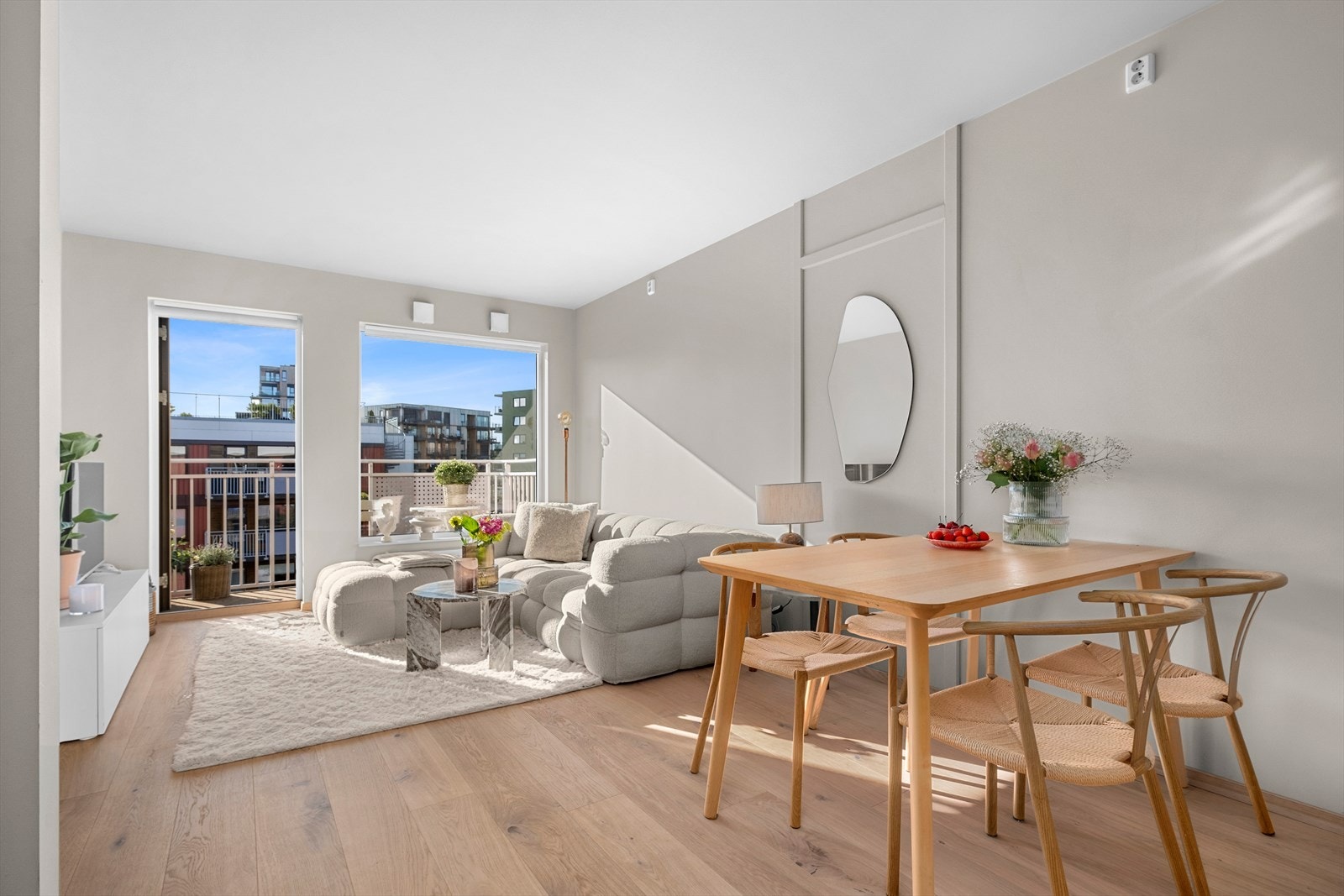 Denne leiligheten skiller seg ut med sitt gjennomgående delikate preg. Den er påkostet med pen 1-stavs eikeparkett i alle rom, og holder et tidsriktig fargevalg. Oppgraderinger ble gjort i 2023. Galleribilde