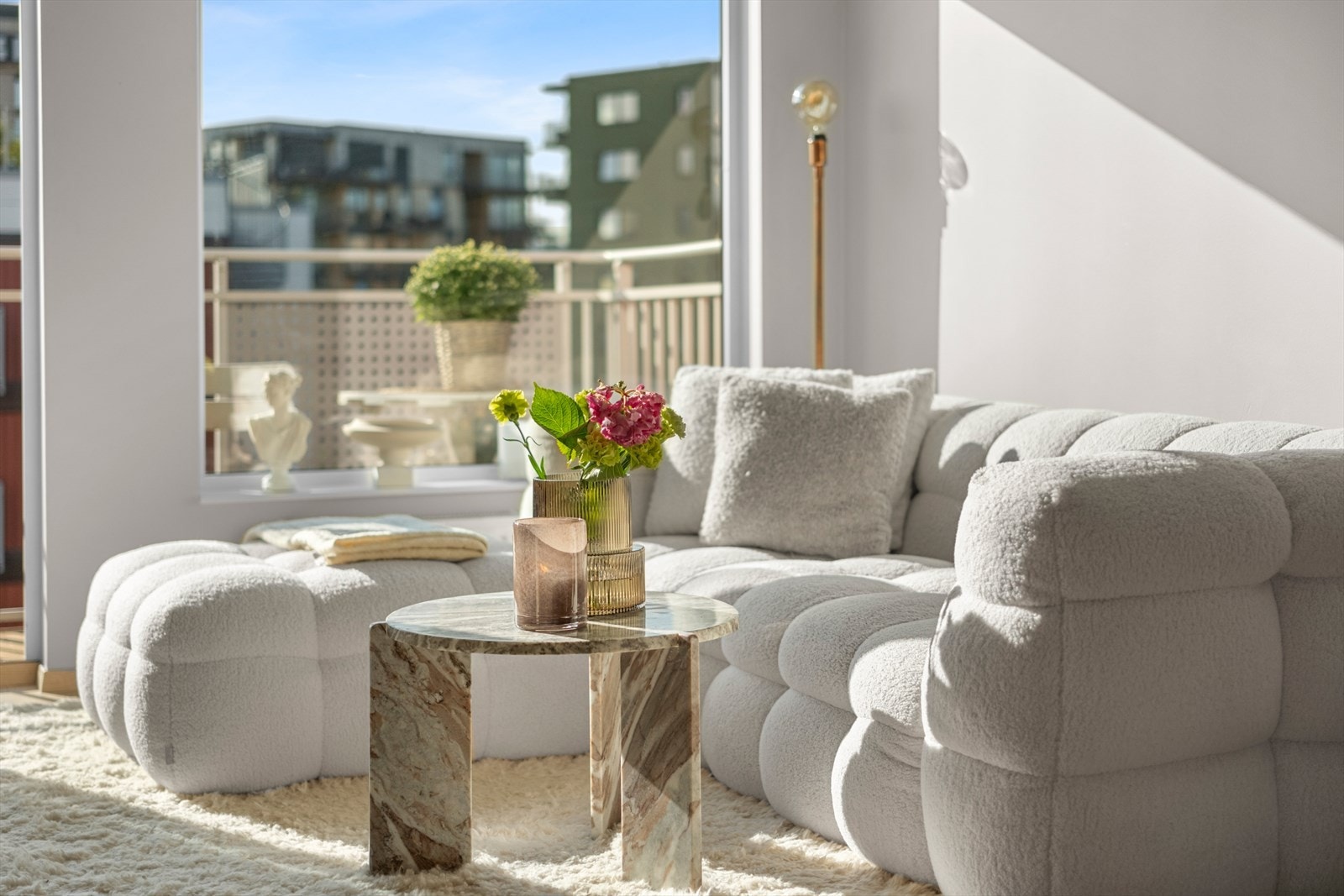 Leiligheten består av stue og kjøkken i åpen løsning, baderom, soverom og studio-bi-leilighet med egen inngang. Videre får du fast p-plass i kjeller hvor det er klargjort for elbillading. Det medfølger også egen bod i kjeller. Galleribilde