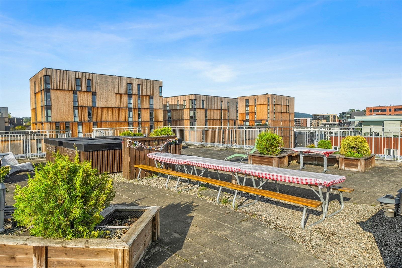 Videre er det verdt å merke seg at takterrassen er stor og byr på gode fasiliteter. Galleribilde