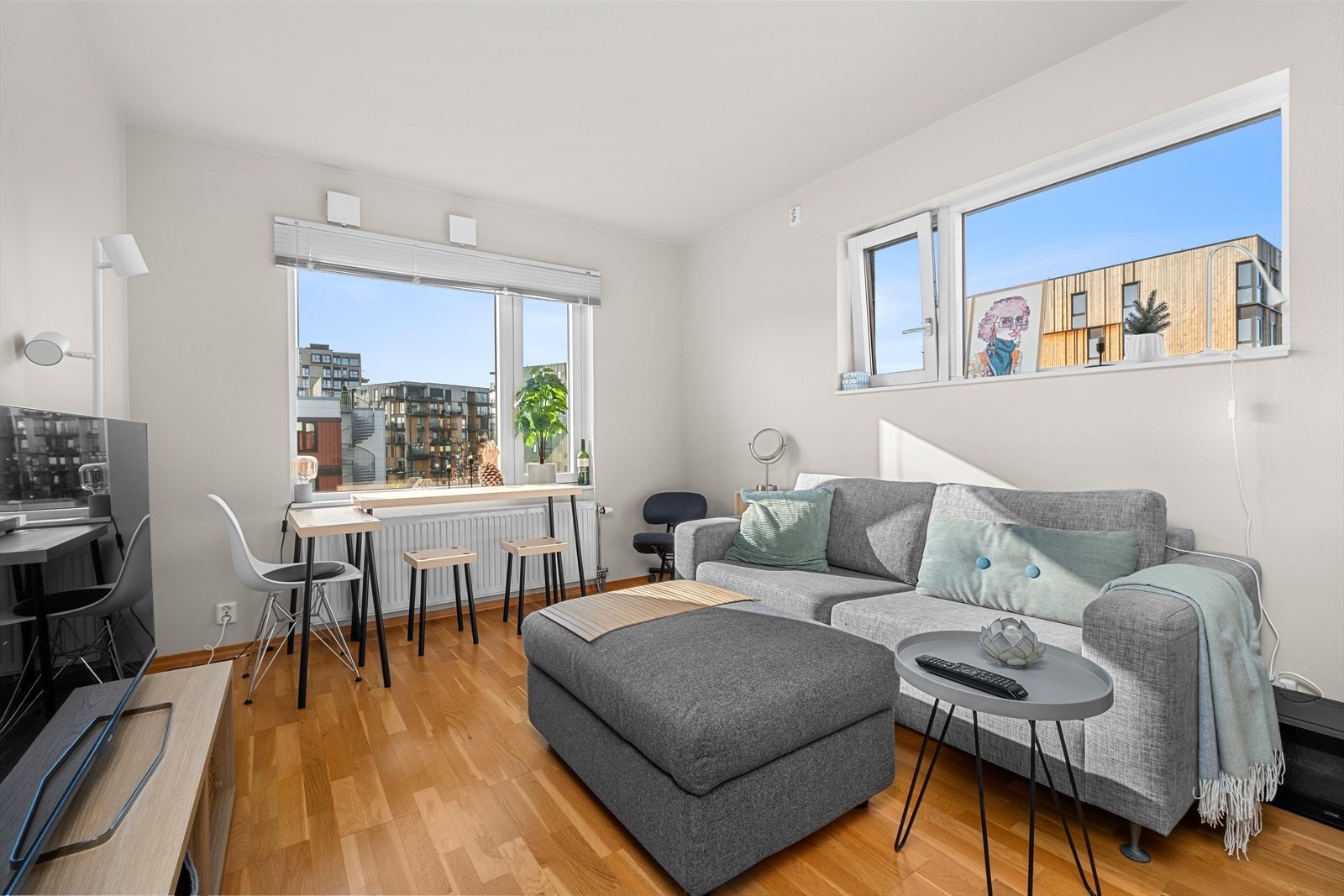 Utleiedelen består av stue/kjøkken i åpen løsning, baderom og entré. Denne bi-leiligheten er en solid inntektskilde. Galleribilde