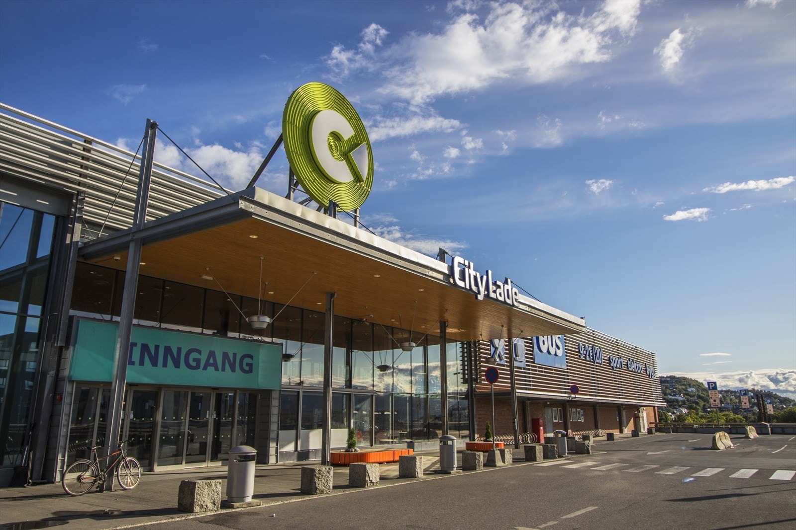 City Lade med alt man skulle trenge av butikker og servicefasiliteter er kun en kort spasertur unna. Galleribilde