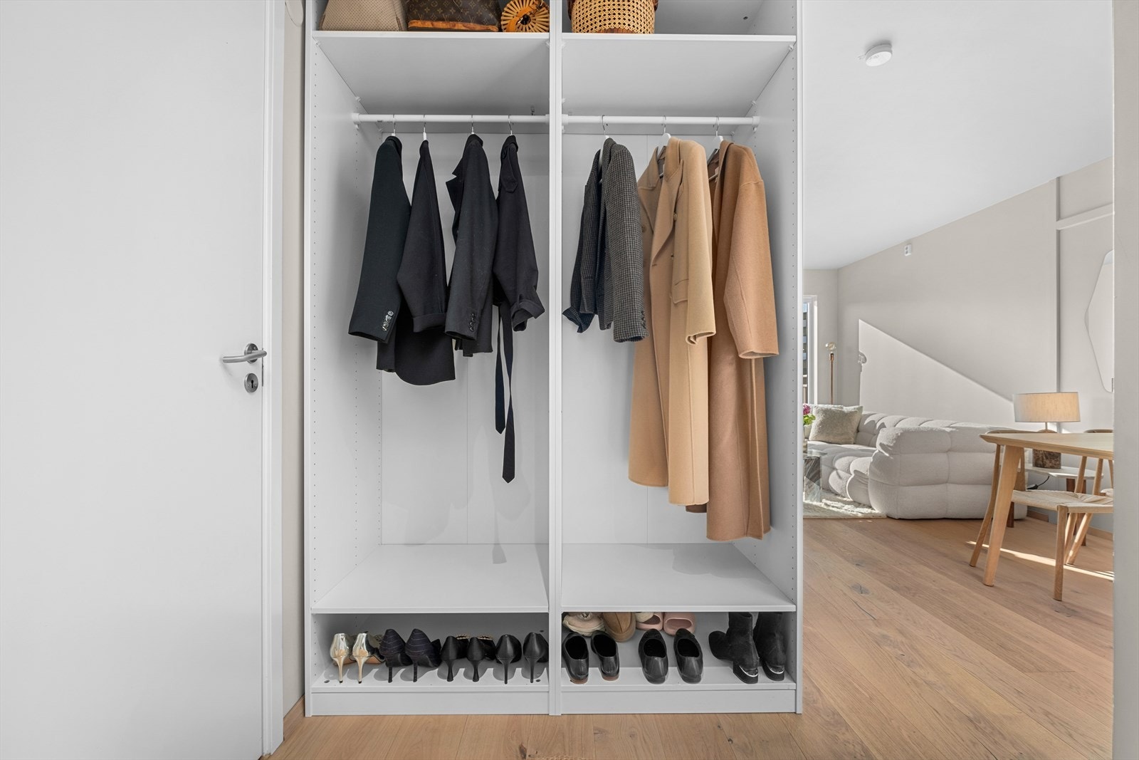 Praktisk garderobeløsning ved entré. Galleribilde